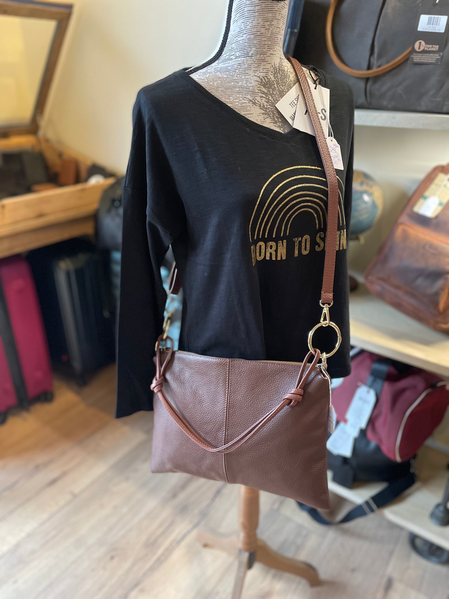 Sac format grande pochette en cuir grainé marron- Charlie