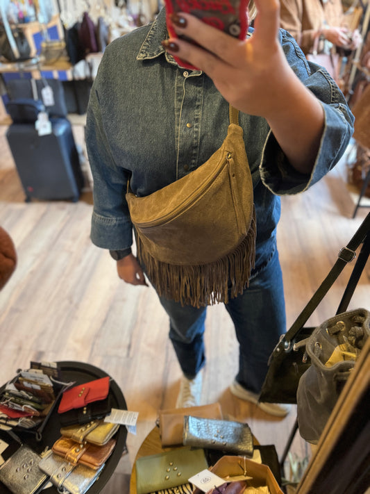 Banane Happy en daim et cuir avec franges coloris taupe