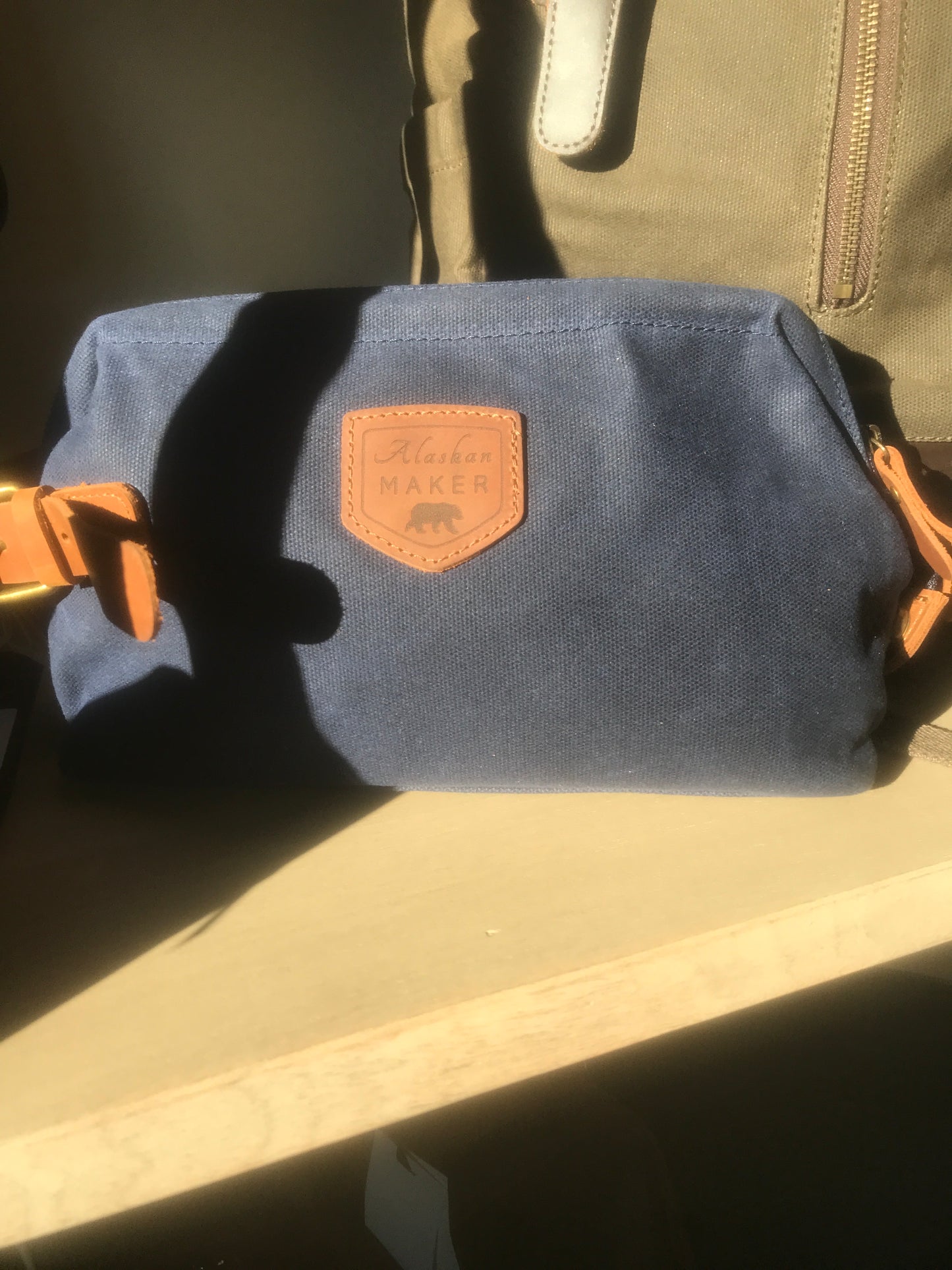 Trousse de toilette bleu marine pour les baroudeurs en toile waxée et cuir - Alaskan Maker