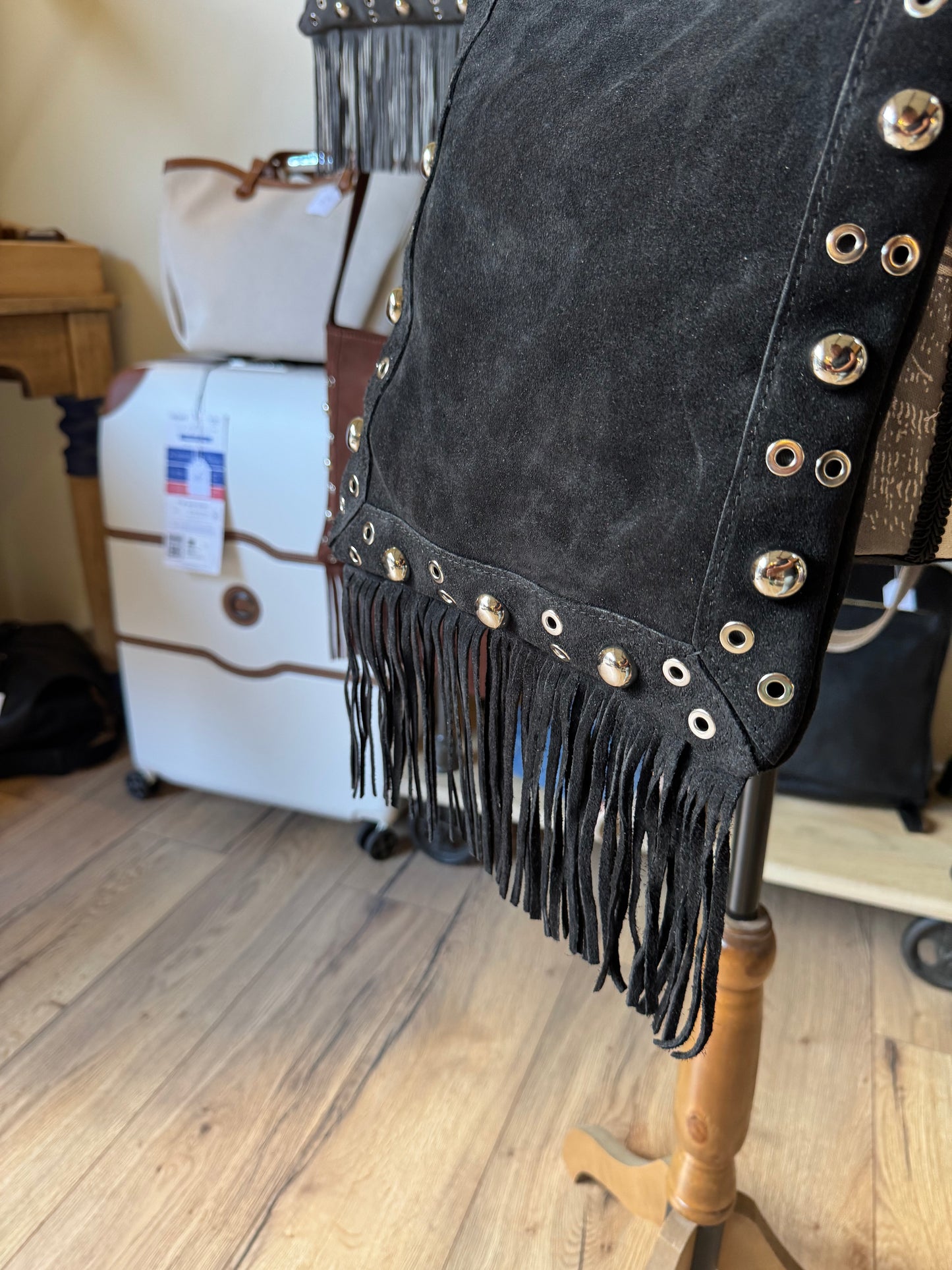 Sac Barbara en cuir suédé avec franges et rivets (coloris noir)