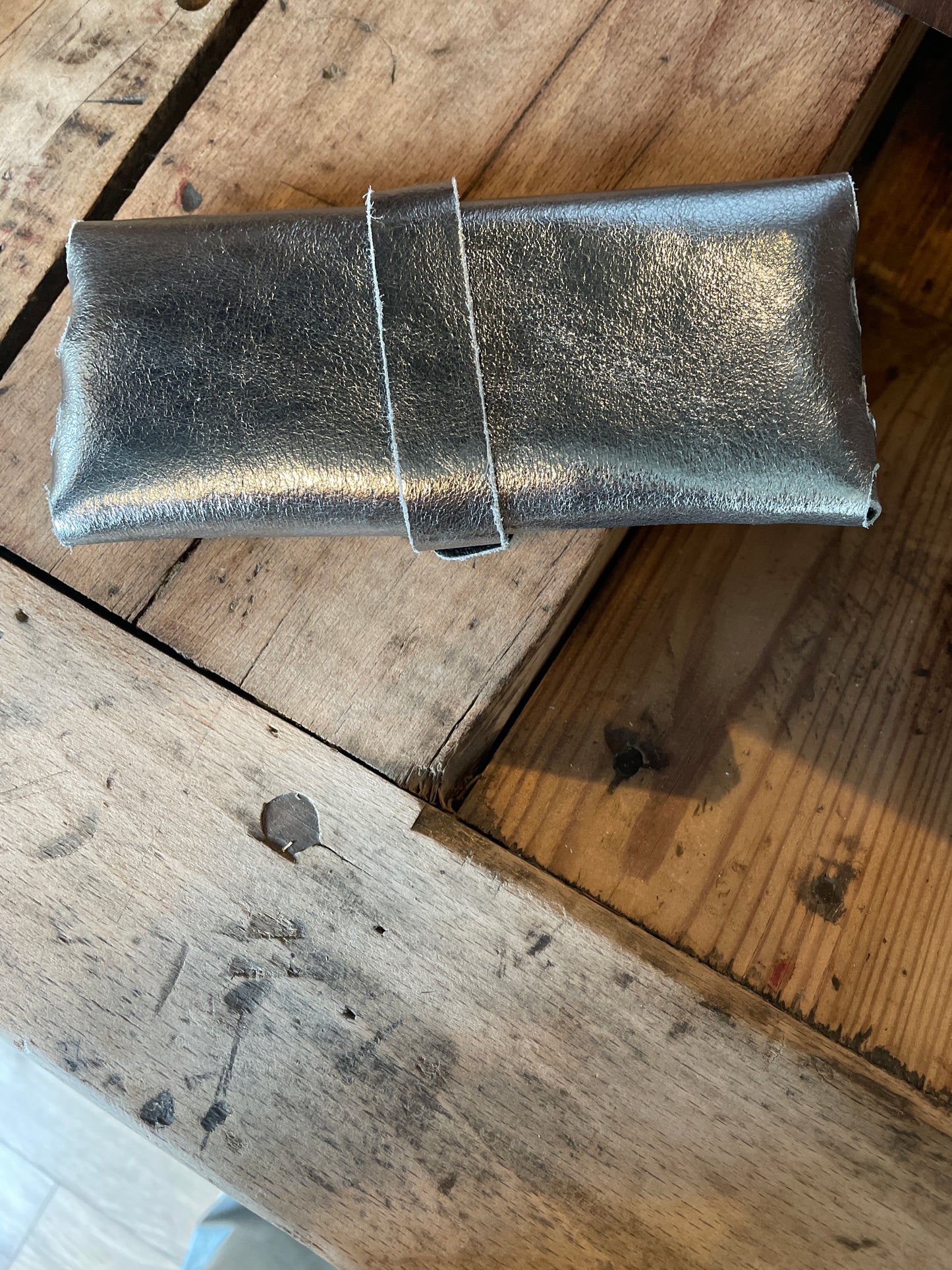 Étui à lunettes en cuir irisé argenté