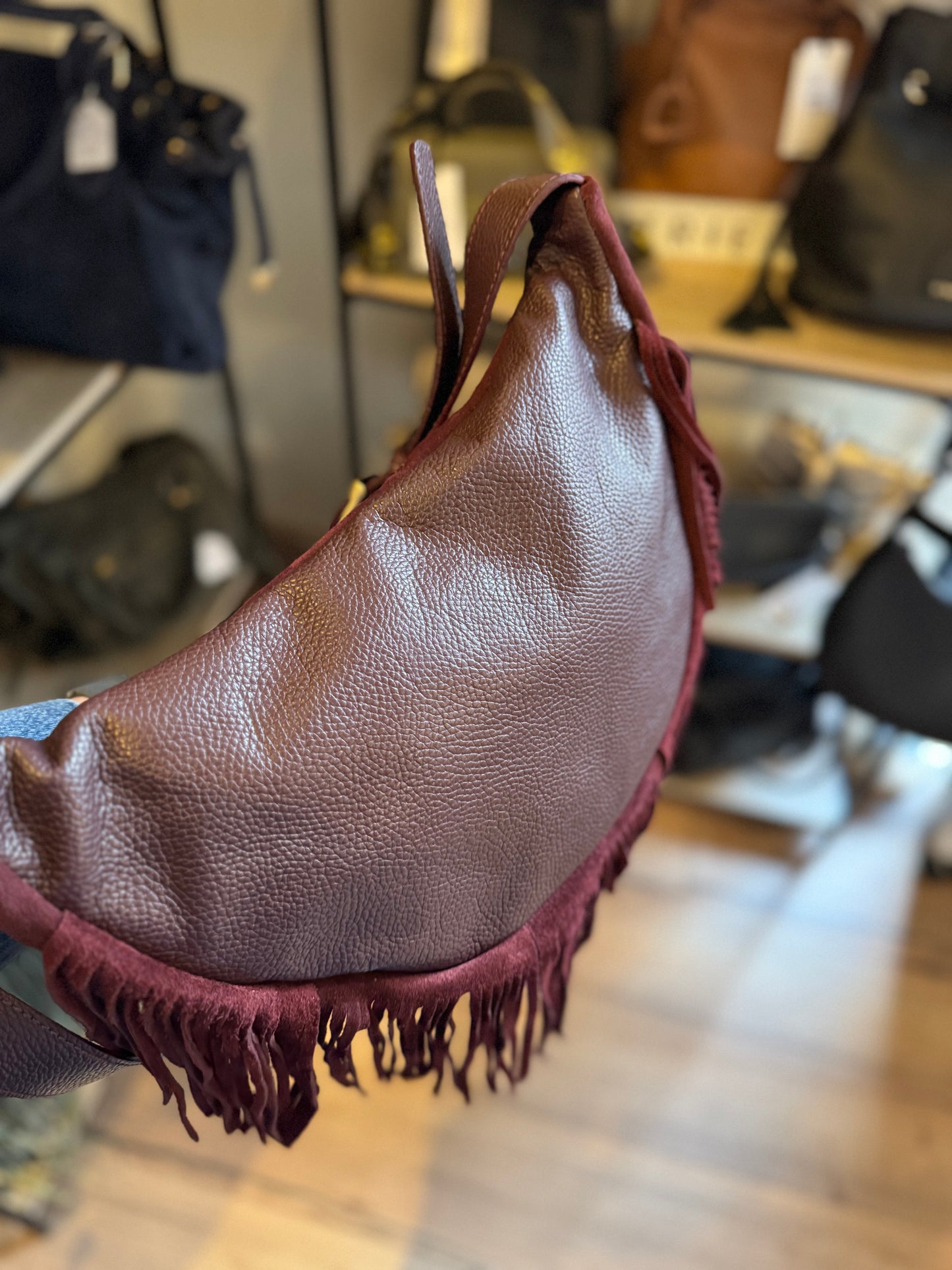 Banane Happy en daim et cuir avec franges coloris bordeaux