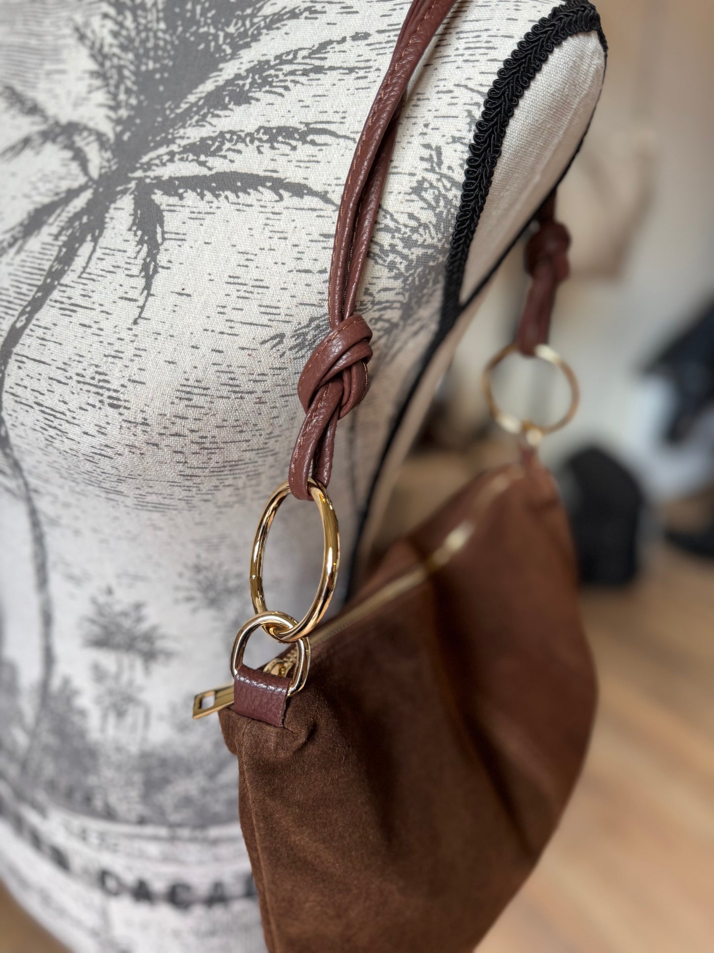 Sac Charlie format grande pochette en daim marron