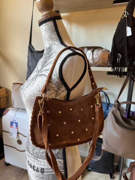 Sac format pochette Claire en daim et rivets - coloris cognac -