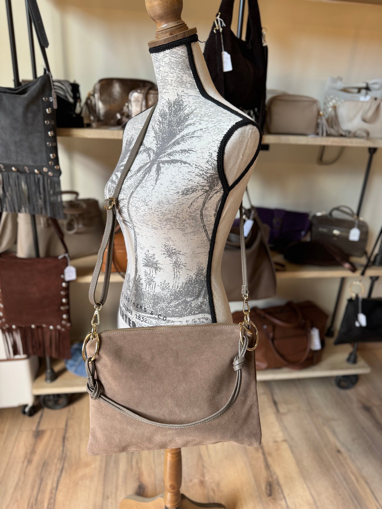 Sac Charlie format grande pochette en daim taupe foncé