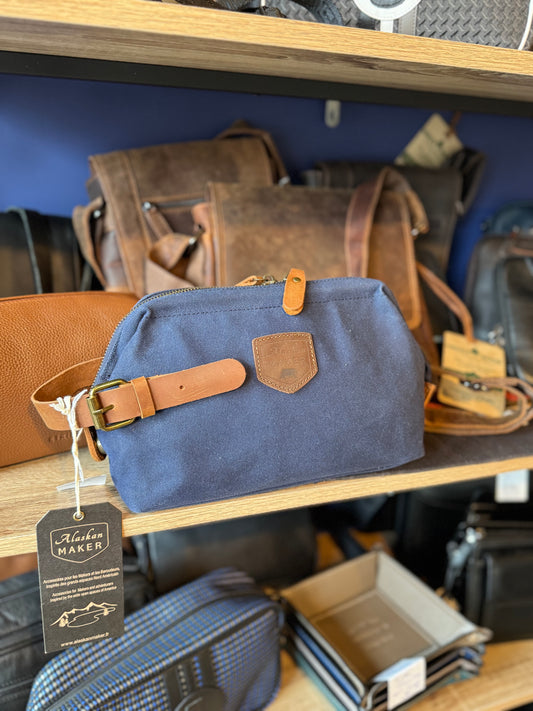 Trousse de toilette bleu marine pour les baroudeurs en toile waxée et cuir - Alaskan Maker