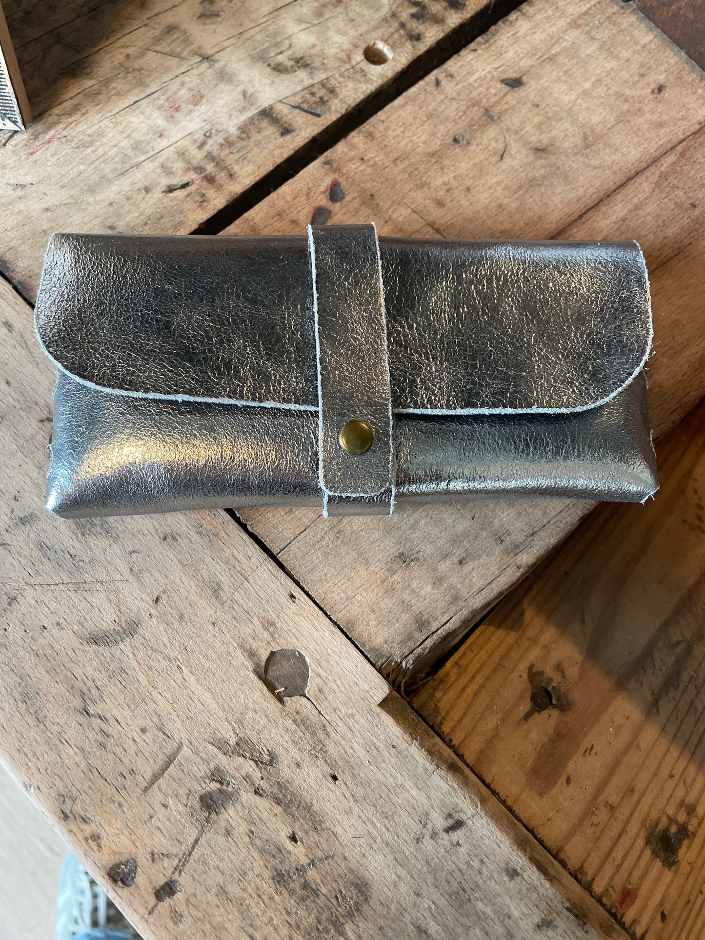 Étui à lunettes en cuir irisé argenté