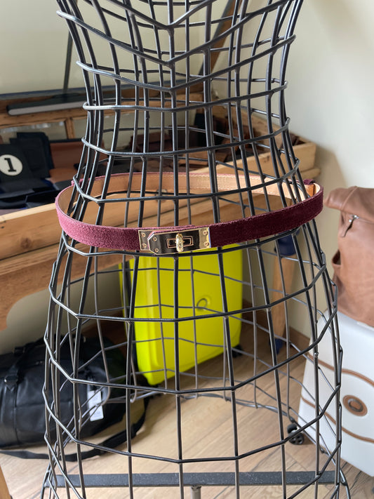 Fine ceinture Hanna en cuir suédé coloris bordeaux