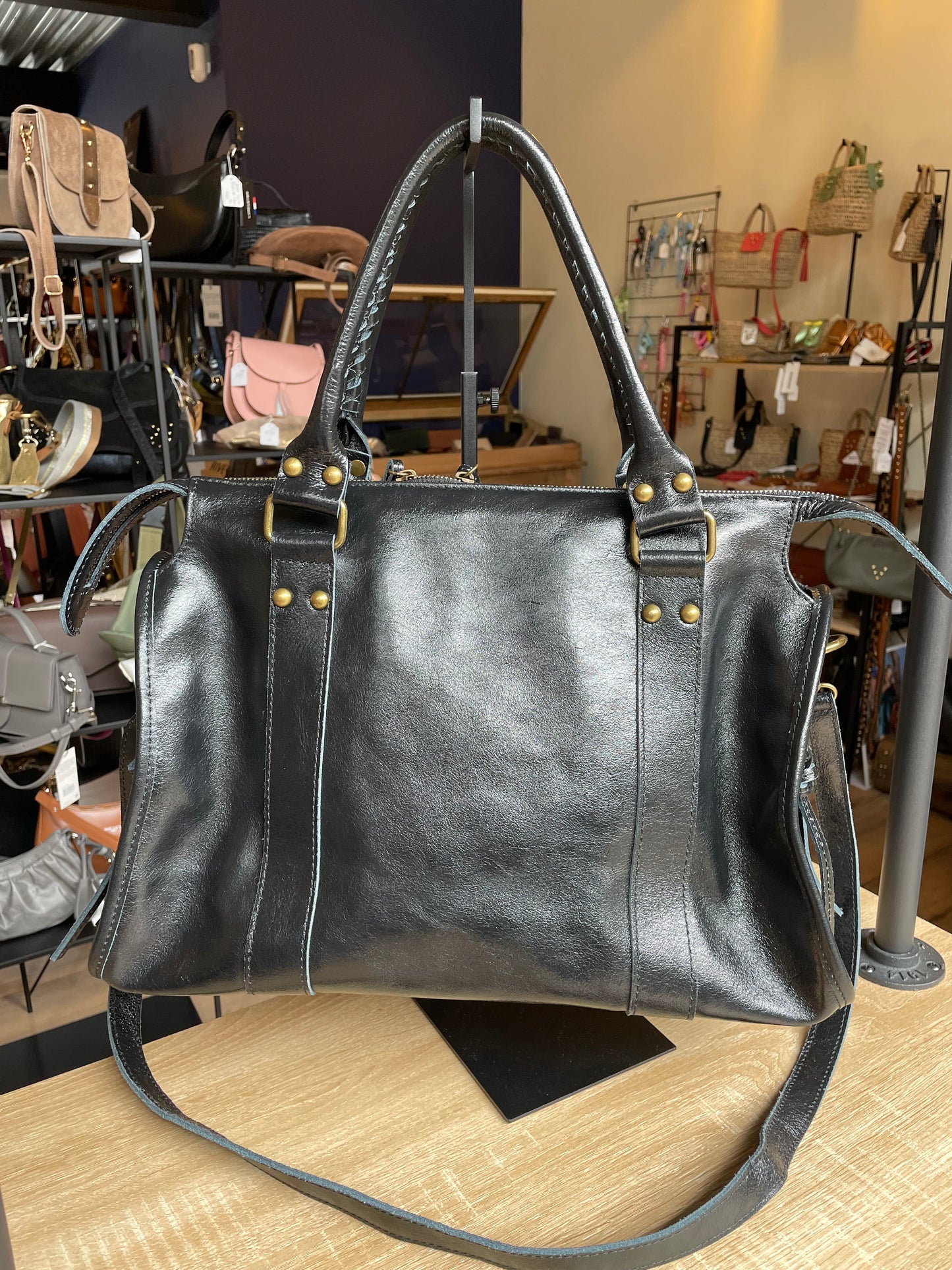 Sac Amandine en cuir noir irisé grand format