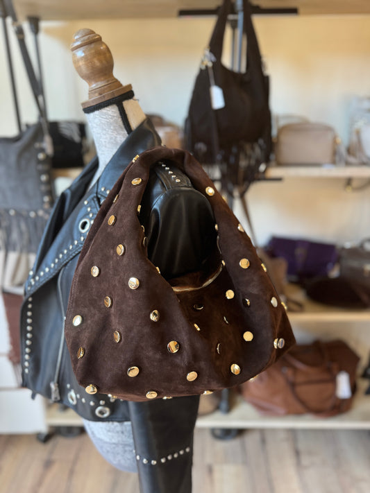 Sac Victoire en daim coloris chocolat et rivets dorés