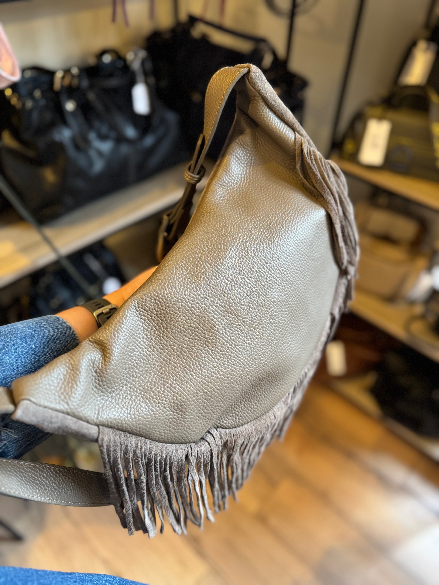 Banane Happy en daim et cuir avec franges coloris taupe