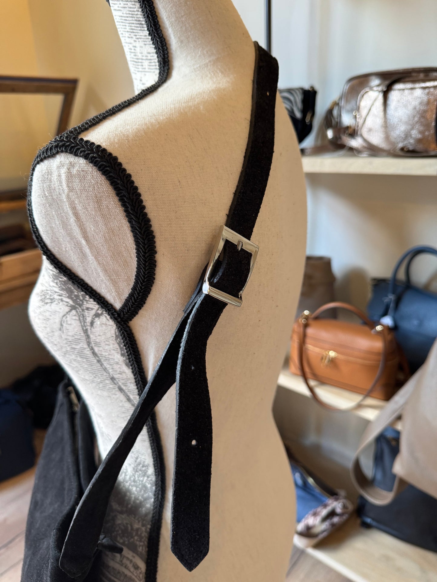 Sac Barbara en cuir suédé avec franges et rivets (coloris noir)
