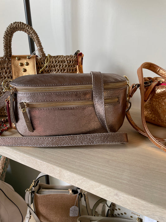 Banane SACHA en cuir irisé bronze