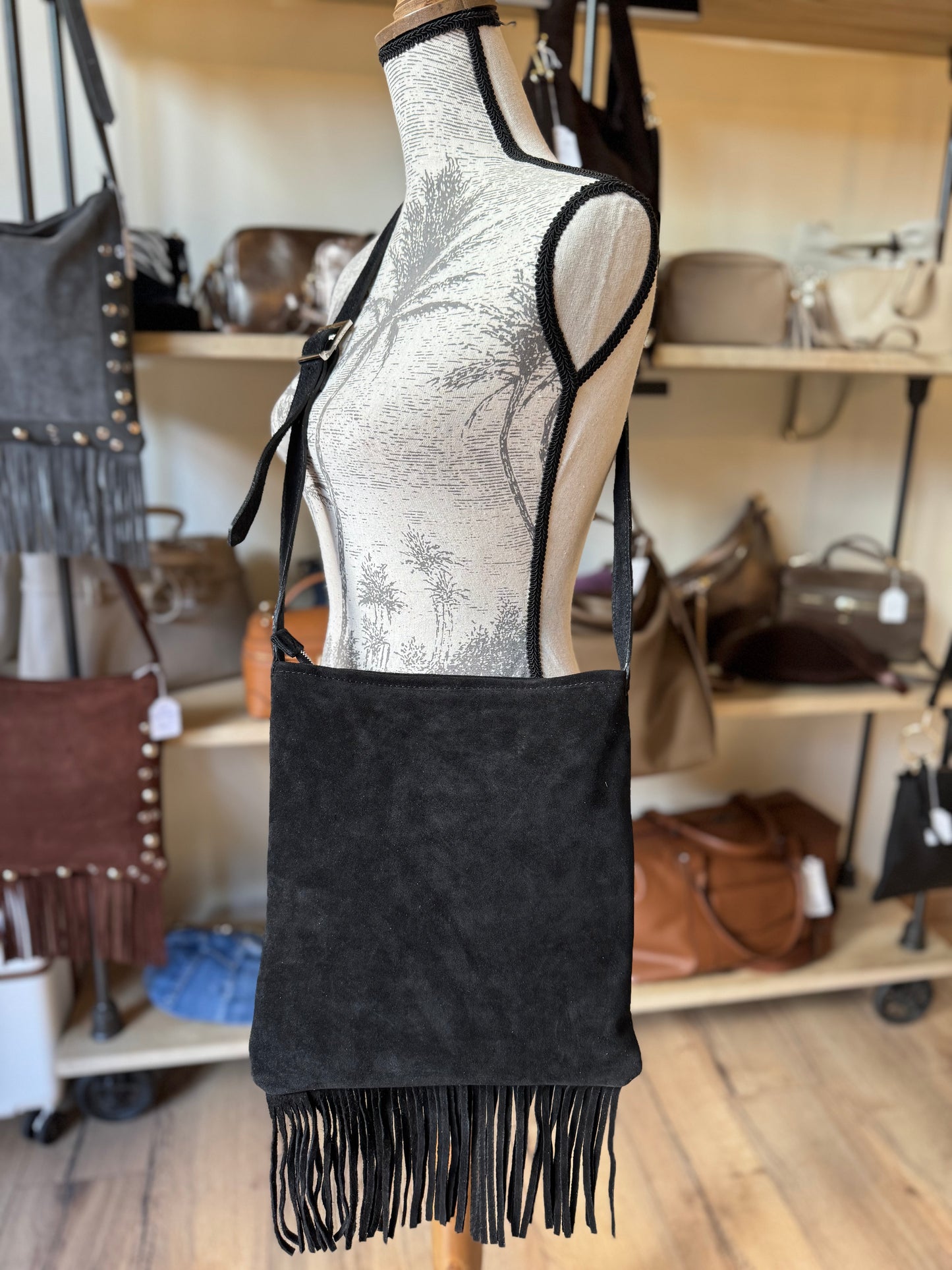 Sac Barbara en cuir suédé avec franges et rivets (coloris noir)