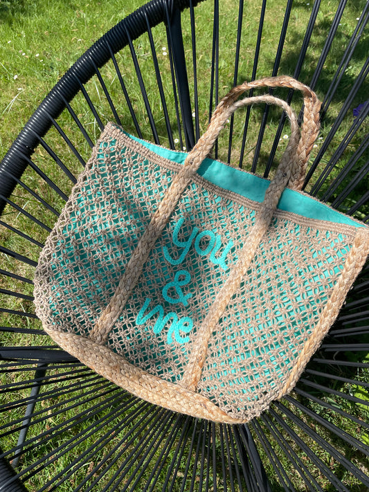 Panier en jute vert clair avec message «  You & Me »