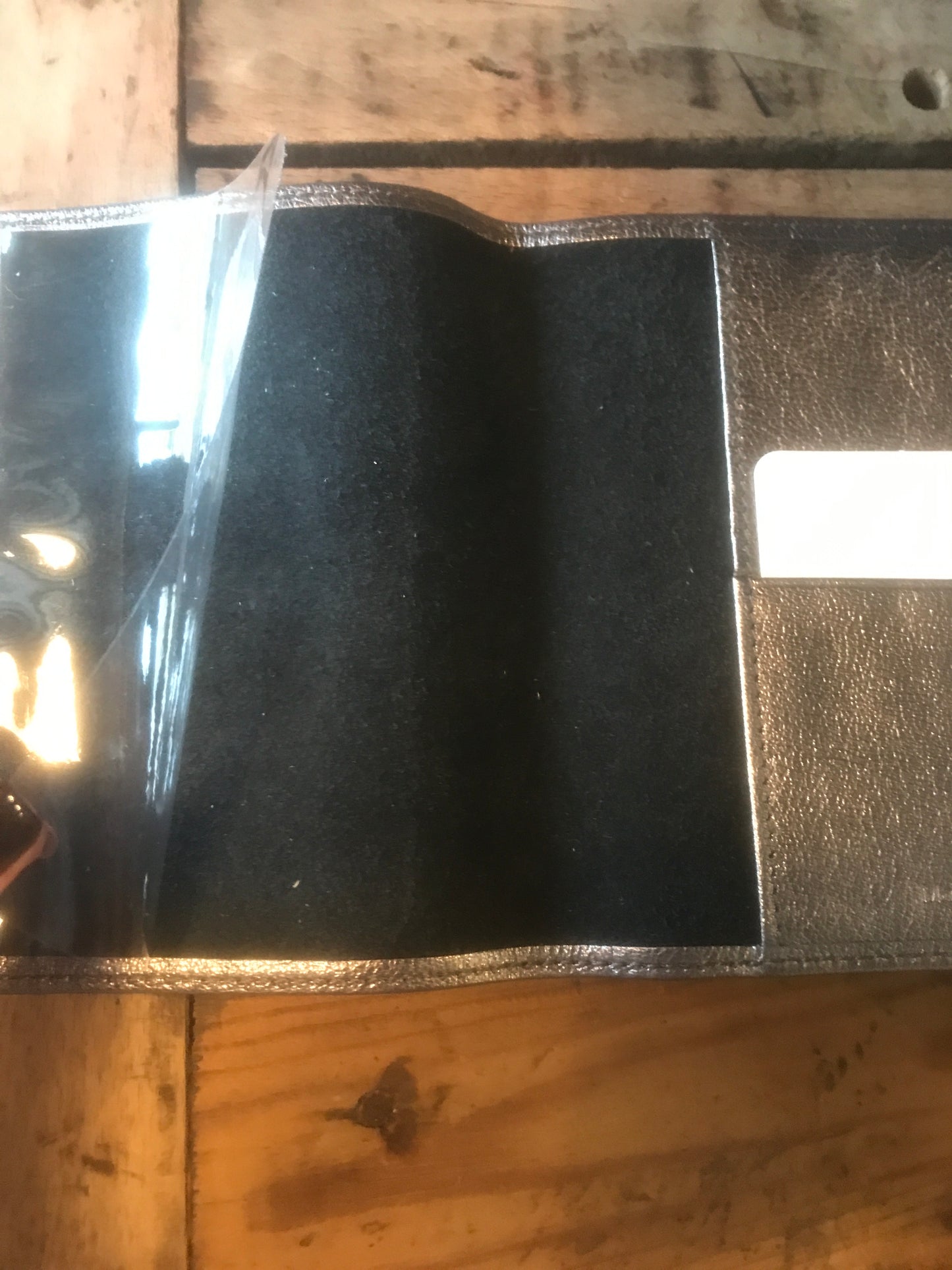 Étui à Passeport Étincelle irisée en cuir argenté - Étrier