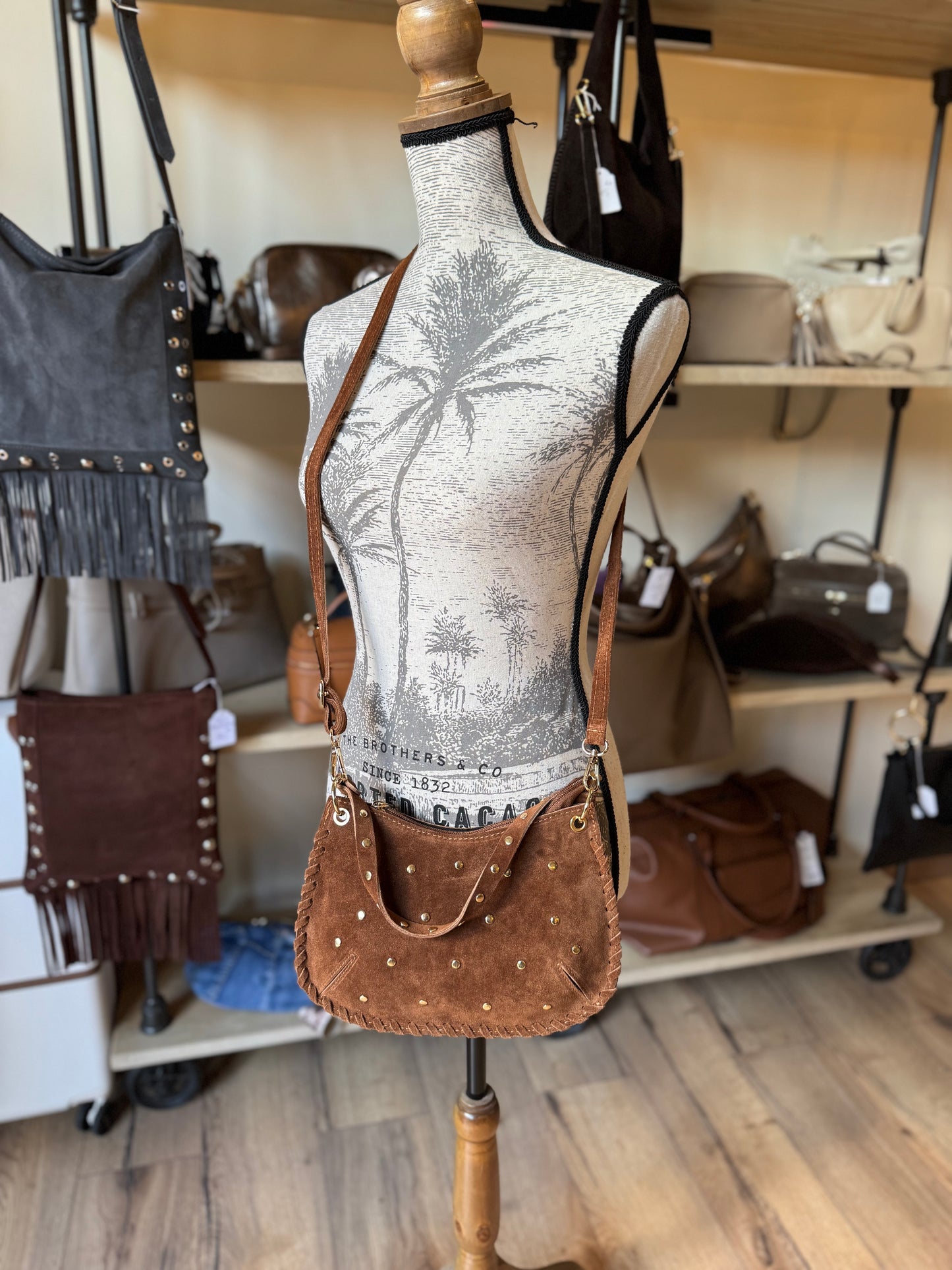 Sac format pochette Claire en daim et rivets - coloris cognac -