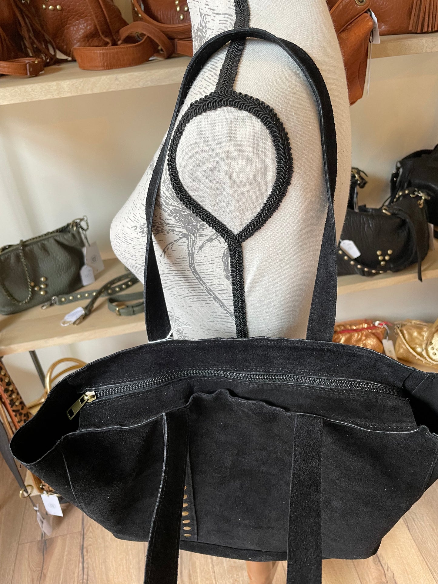Sac cabas Manuella en daim noir clouté