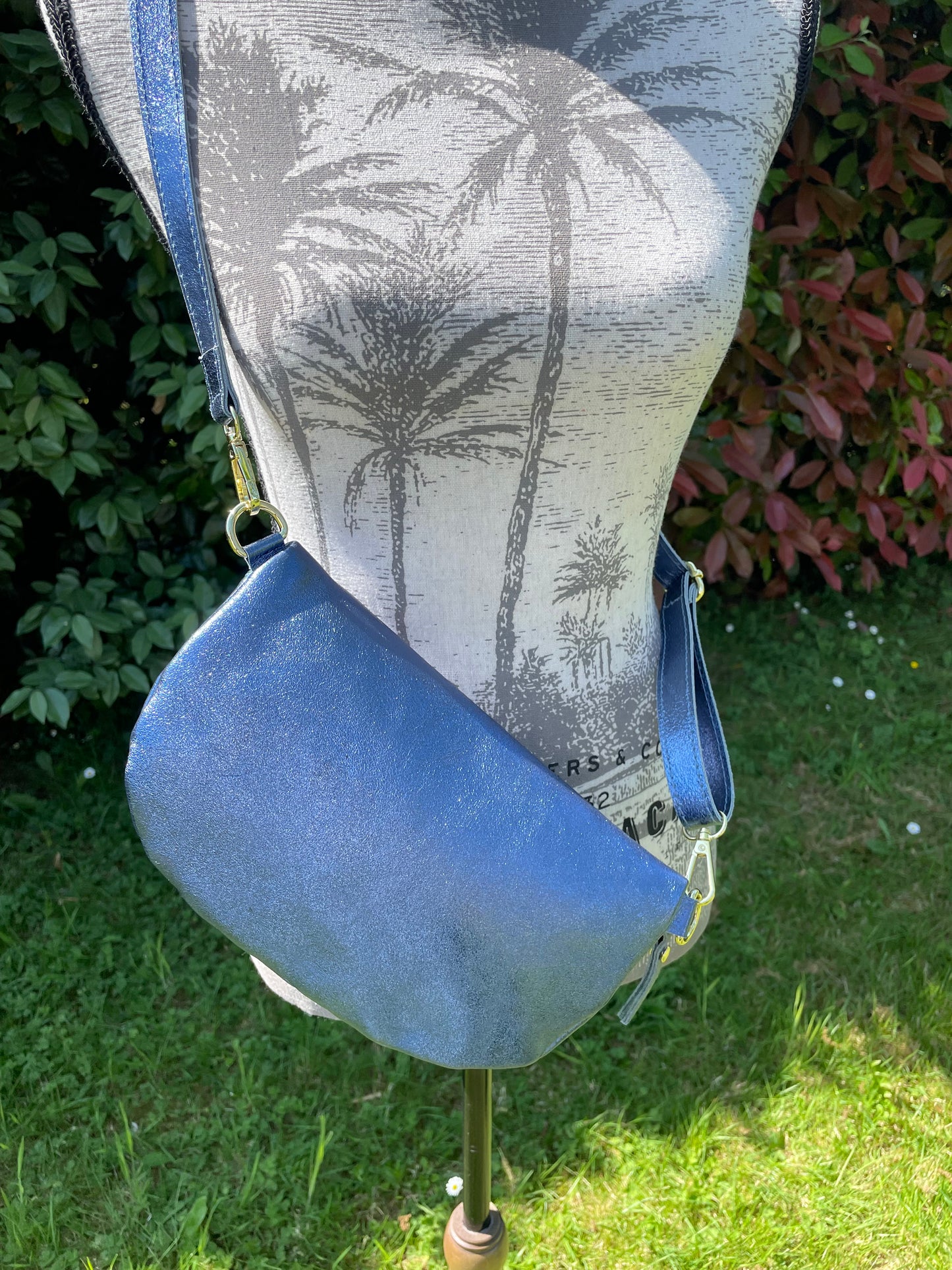 Banane SACHA en cuir irisé bleu
