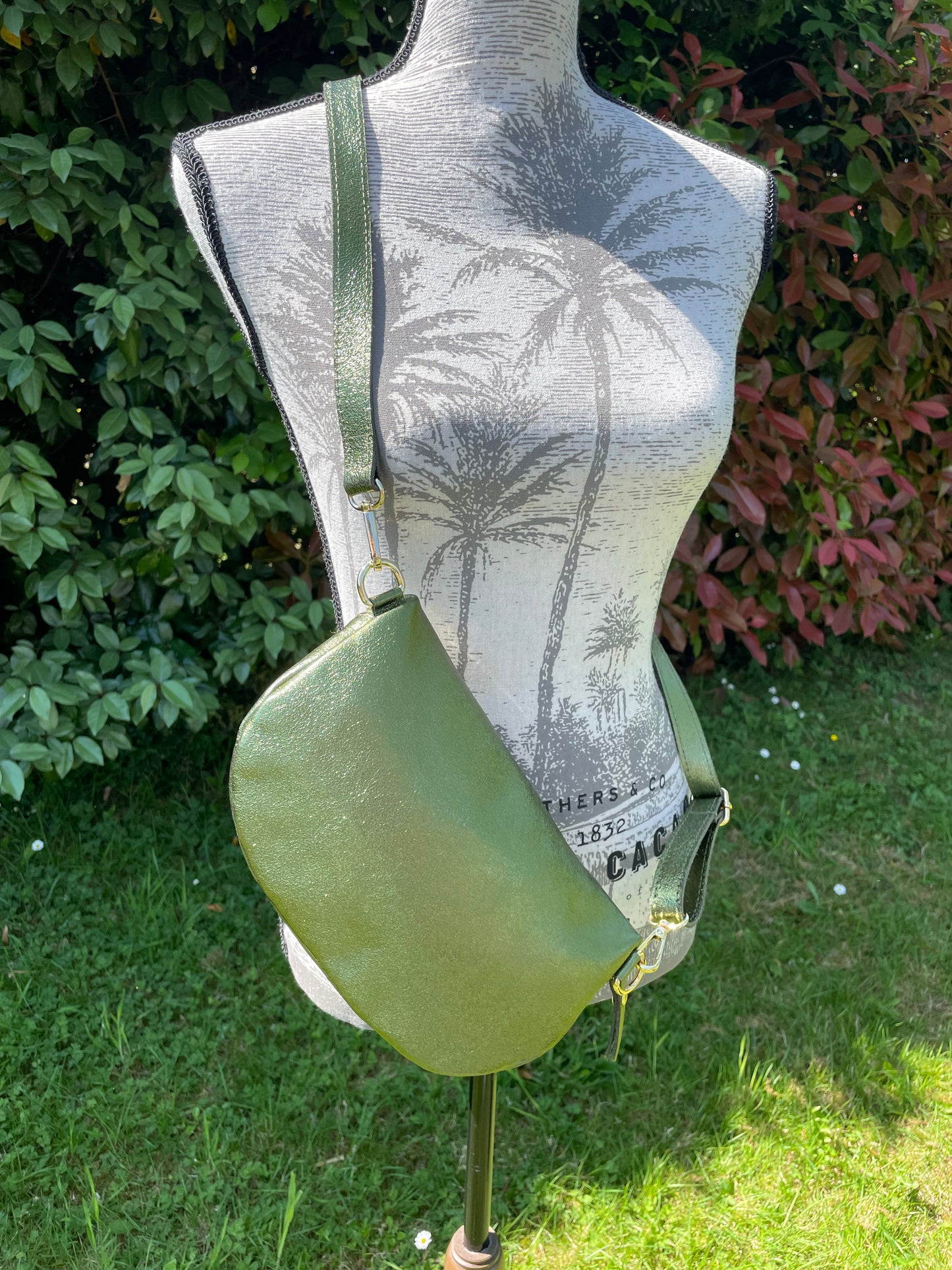 Banane SACHA en cuir irisé kaki