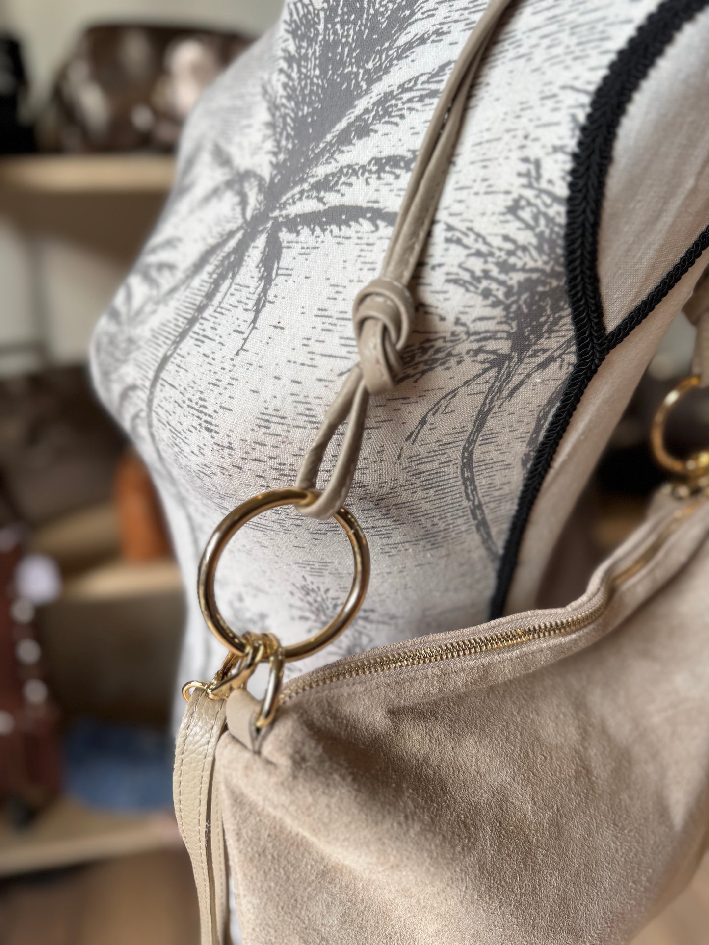 Sac Charlie format grande pochette en daim taupe claire