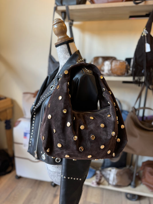 Sac Victoire en daim coloris brun (marron noir)et rivets dorés