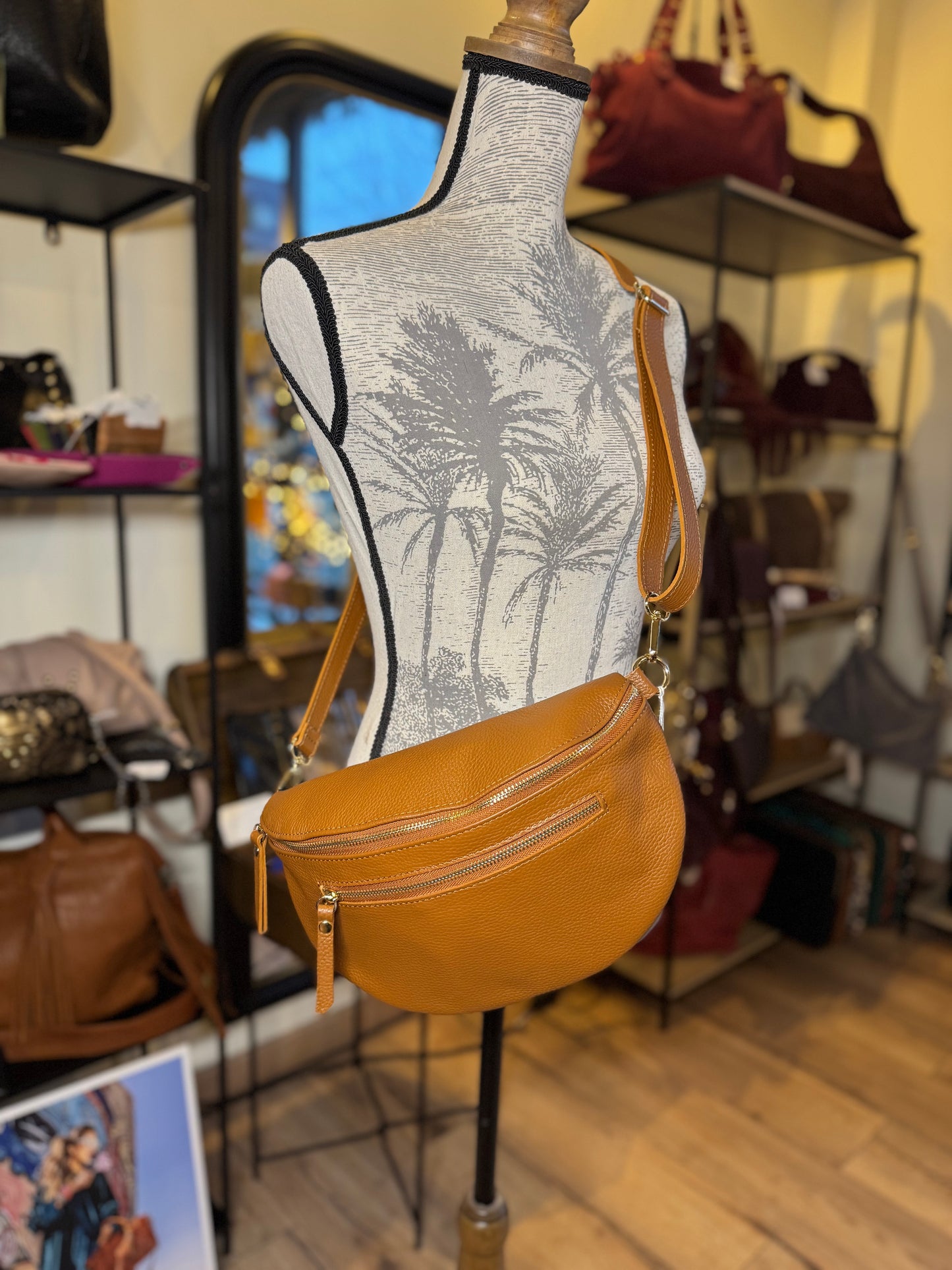 Banane grand modèle en cuir grainé coloris camel