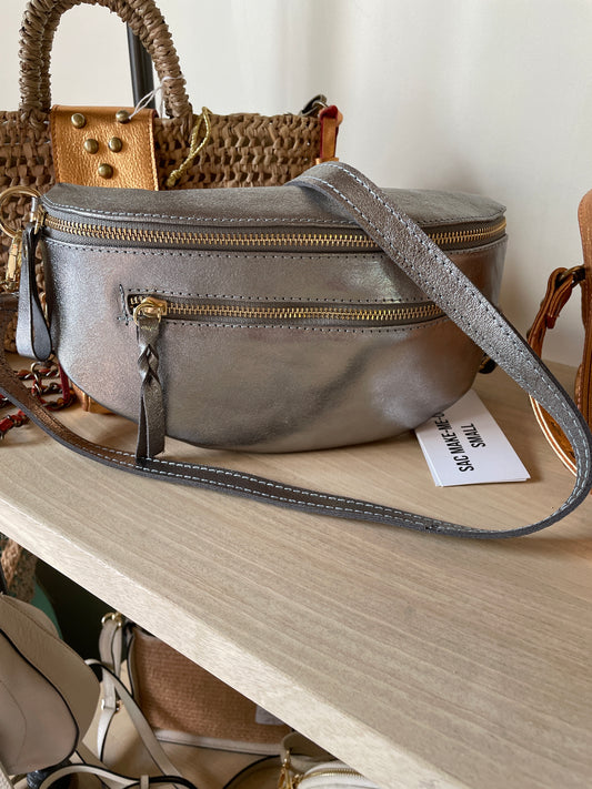Banane SACHA en cuir irisé gris