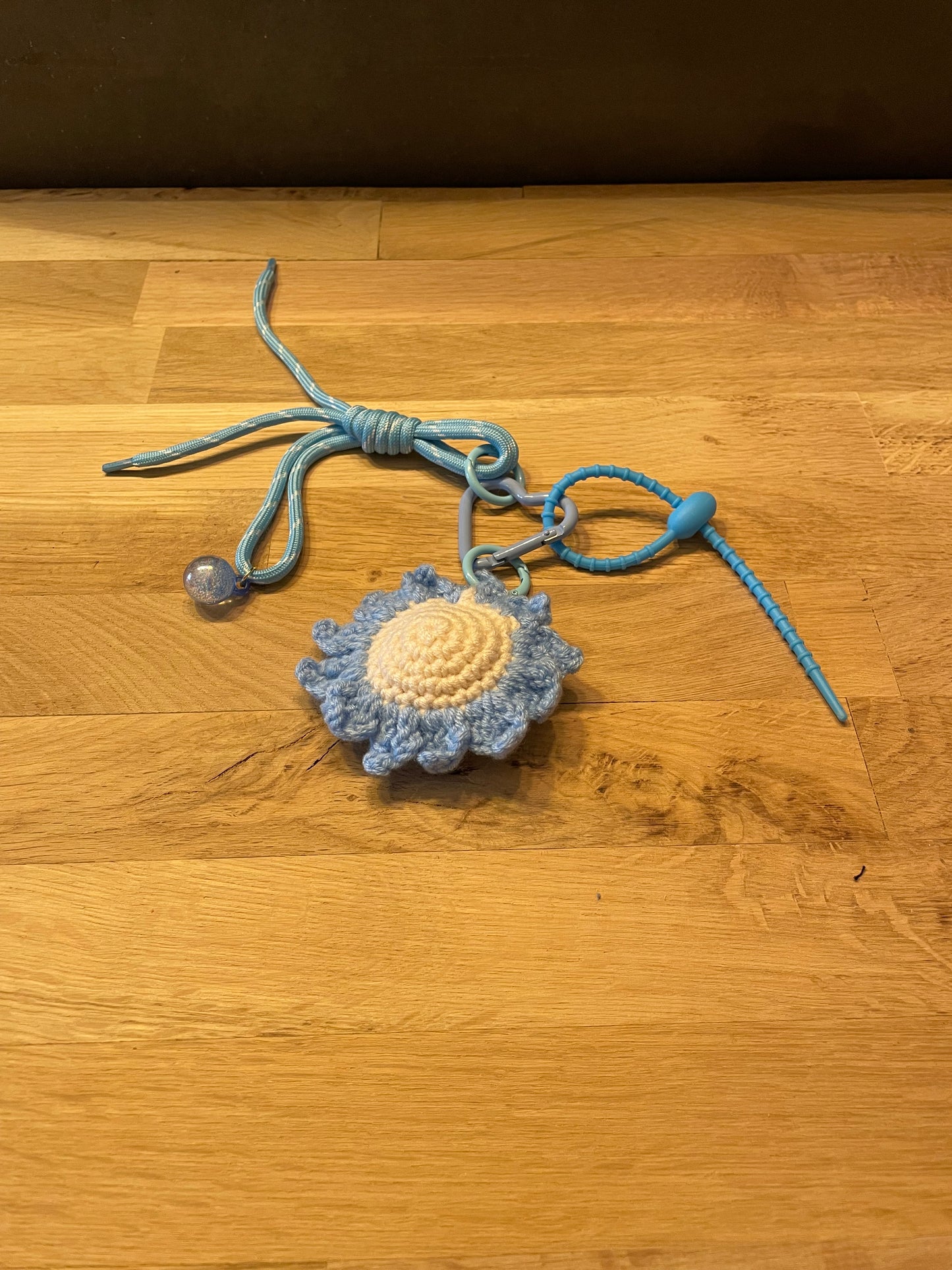 Bijou de sac fleur bleue en laine