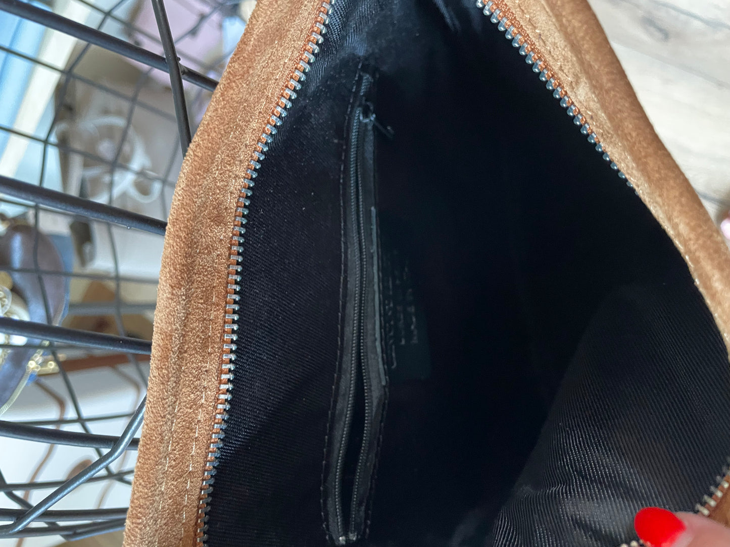 Sac Barbara en cuir suédé avec franges et rivets (coloris camel)