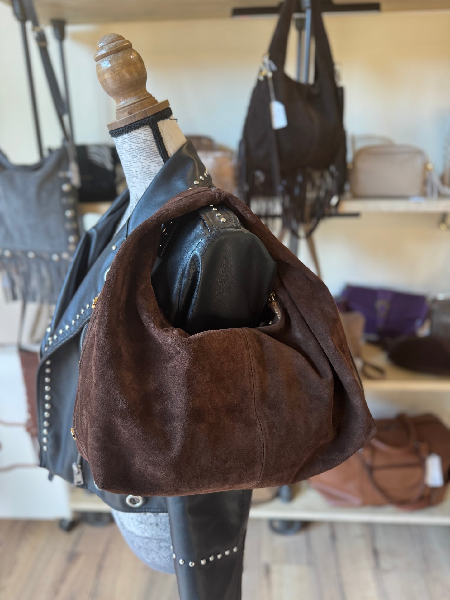 Sac Victoire en daim coloris chocolat et rivets dorés