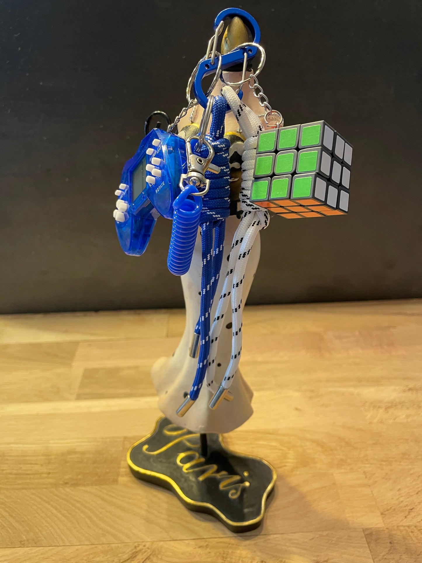Bijou de sac manette de jeux + rubik’s cube bleu