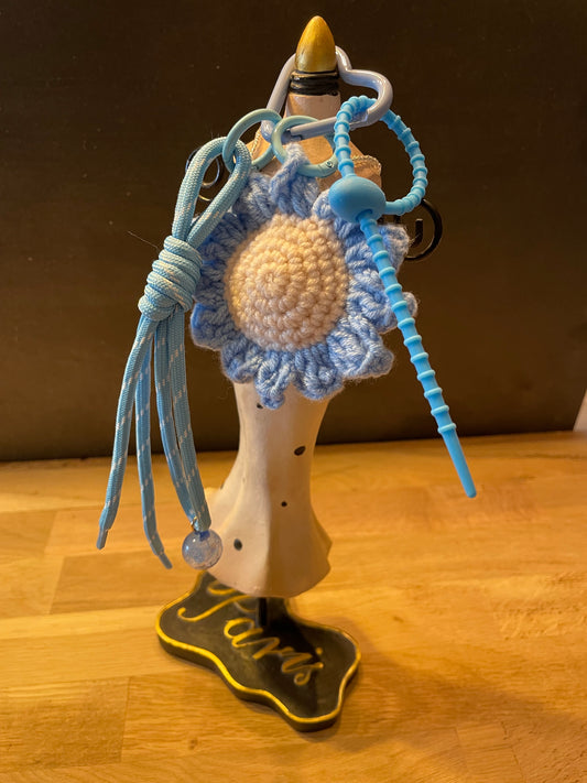 Bijou de sac fleur bleue en laine