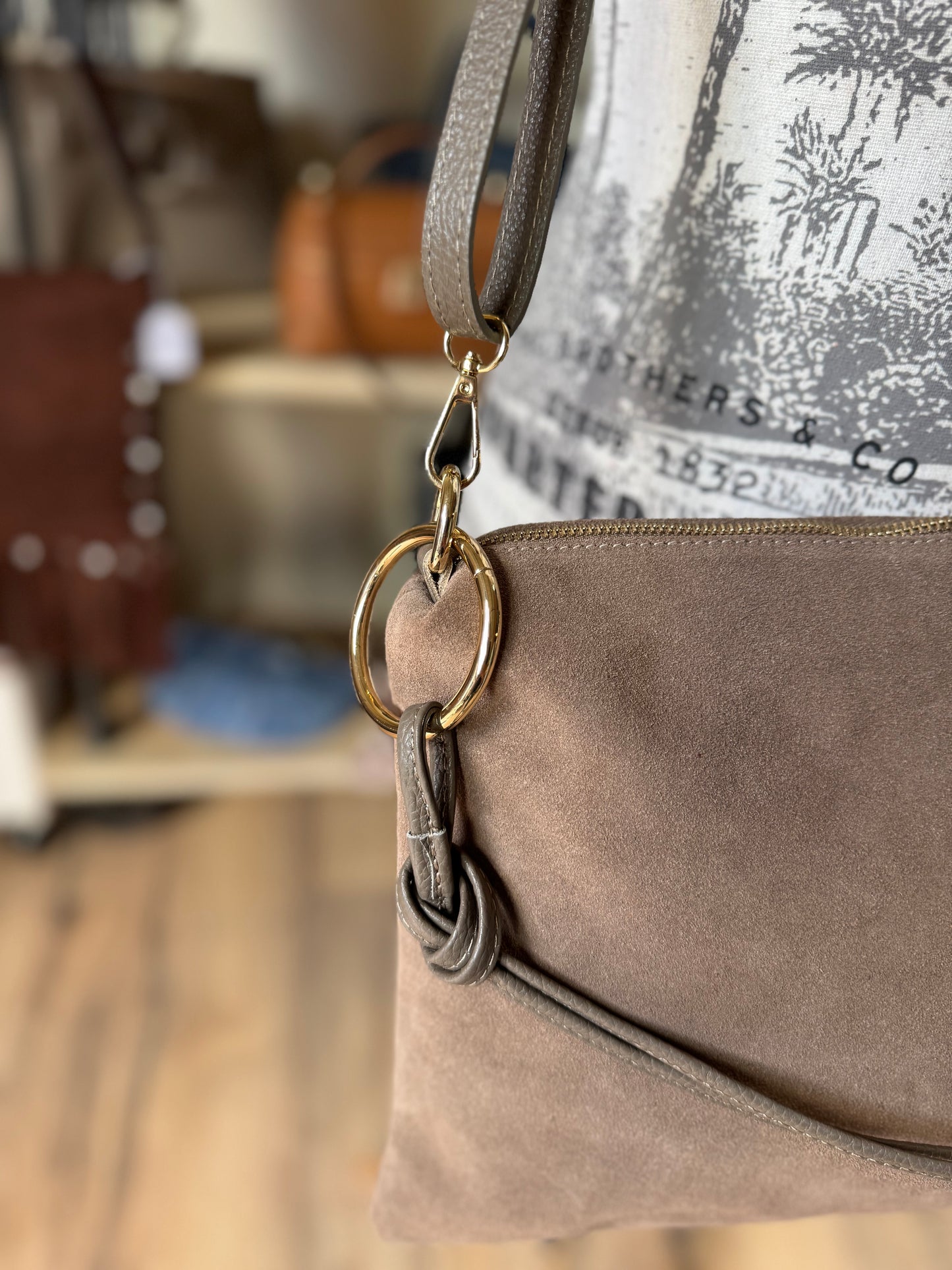Sac Charlie format grande pochette en daim taupe foncé