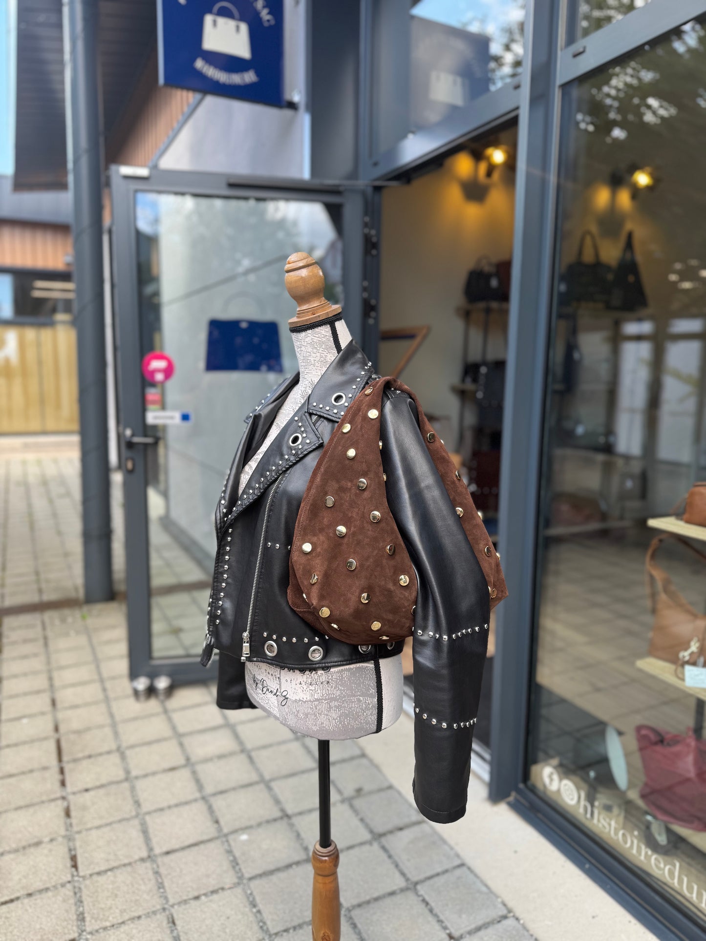 Sac Victoire en daim coloris chocolat et rivets dorés