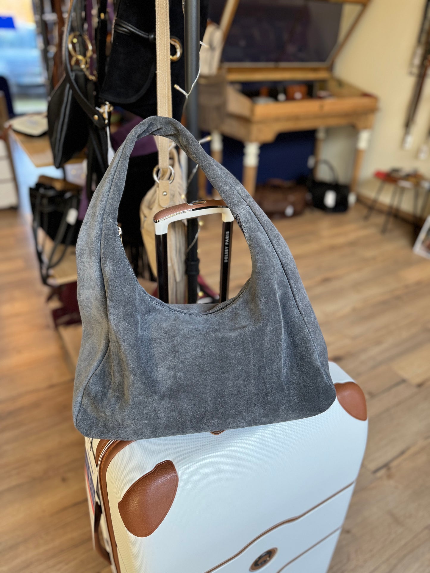 Sac Gaston en daim coloris gris porté épaule