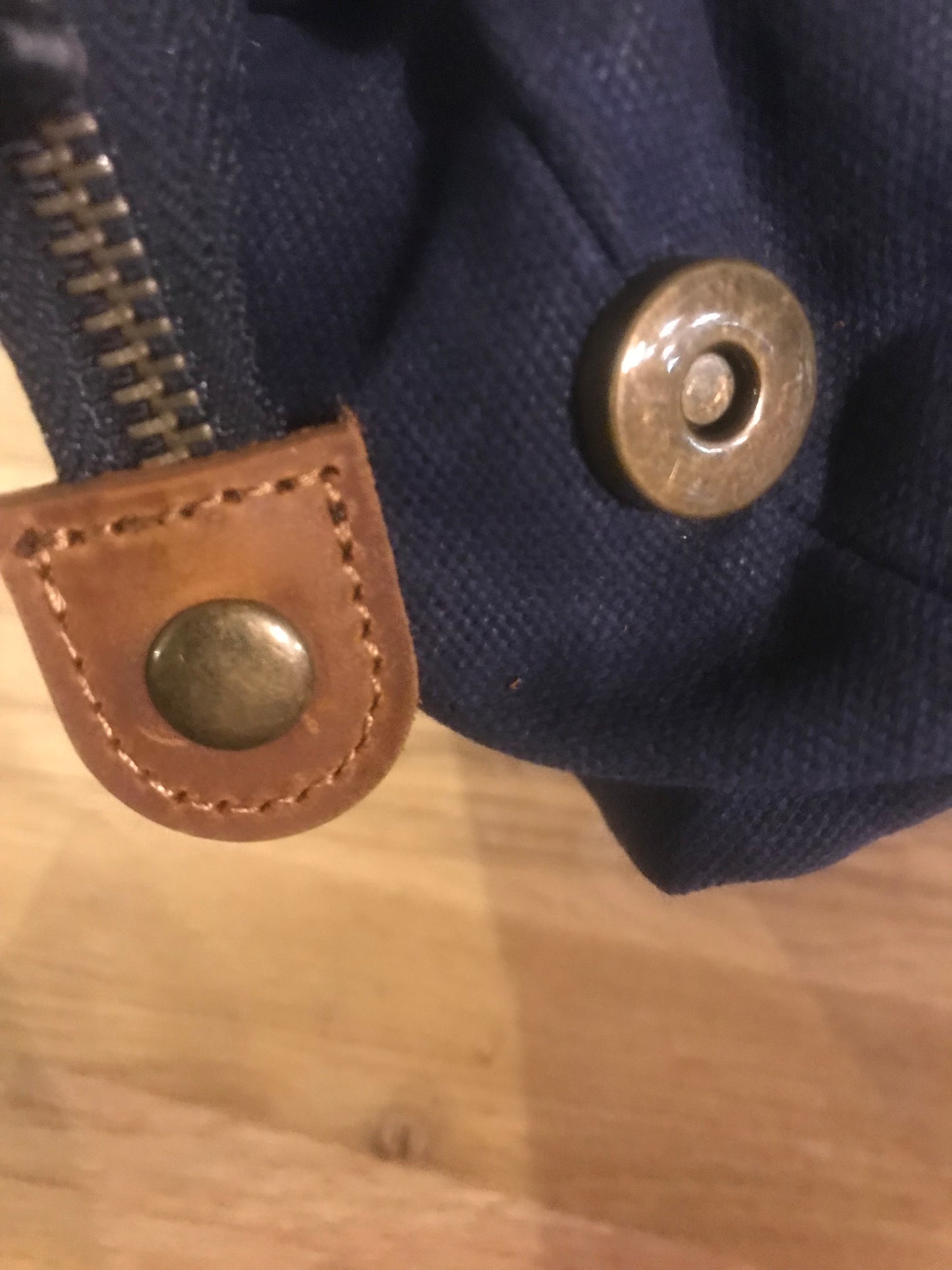 Trousse de toilette bleu marine pour les baroudeurs en toile waxée et cuir - Alaskan Maker