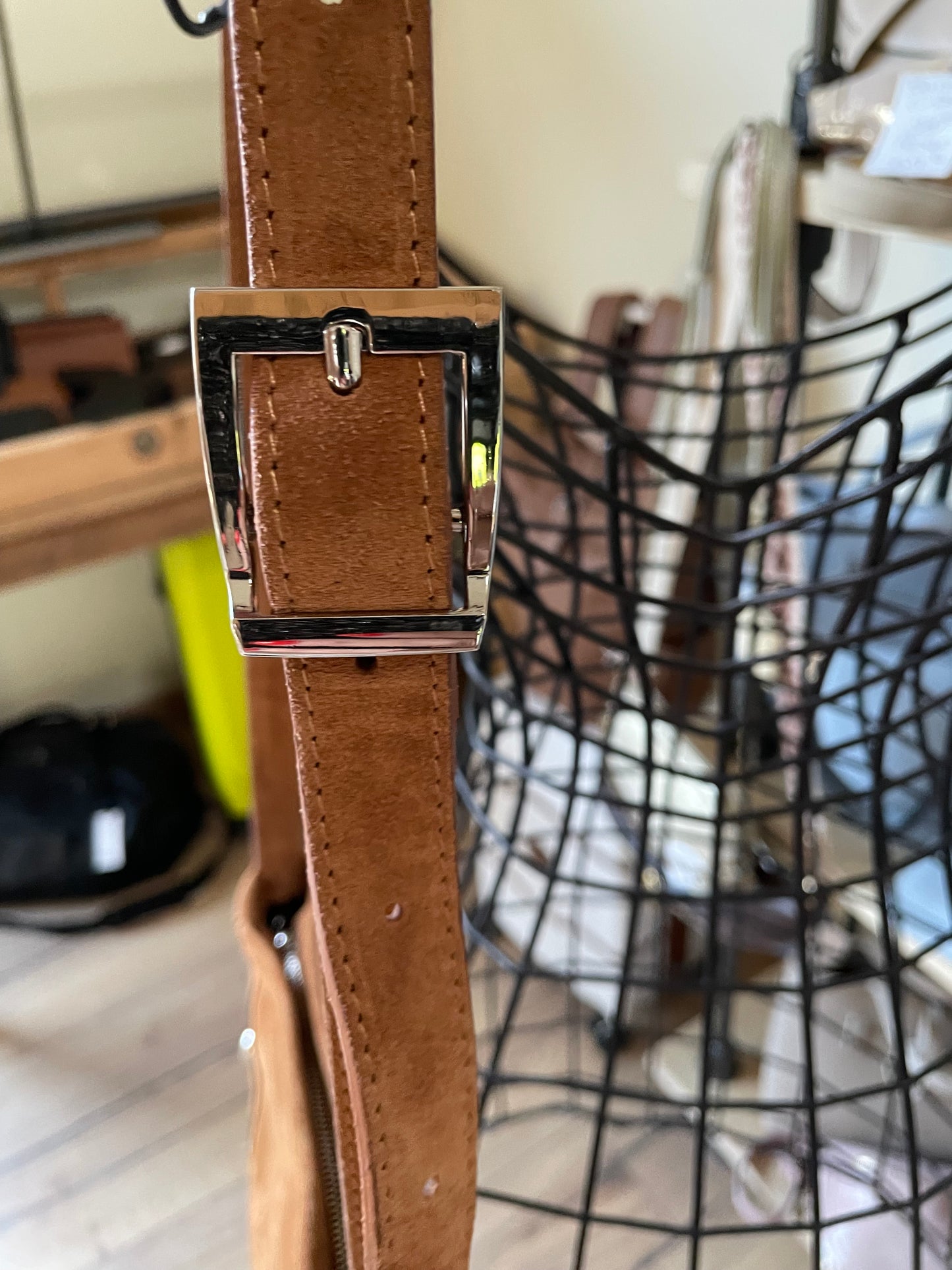 Sac Barbara en cuir suédé avec franges et rivets (coloris camel)