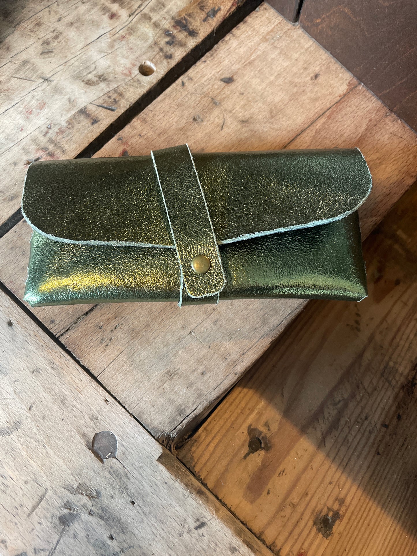 Étui à lunettes en cuir vert kaki irisé
