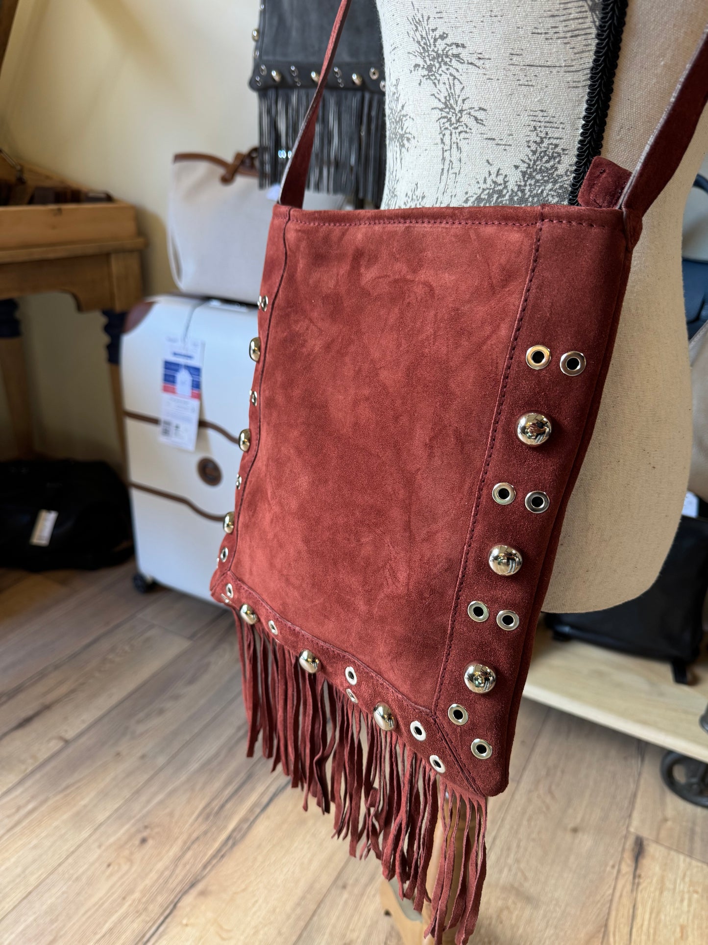 Sac Barbara en daim avec franges et rivets (coloris papaye😍)