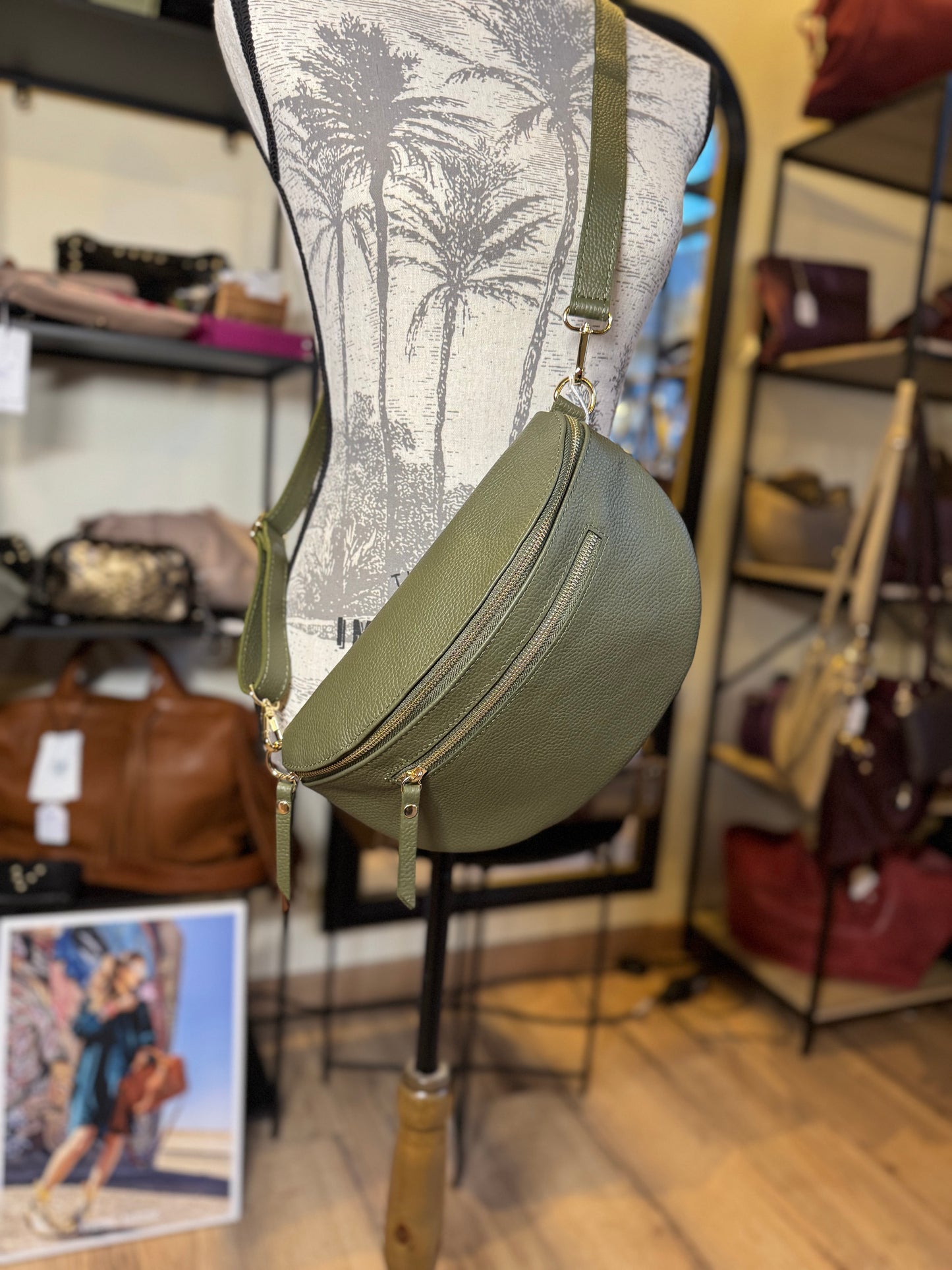 Banane grand modèle en cuir grainé coloris kaki