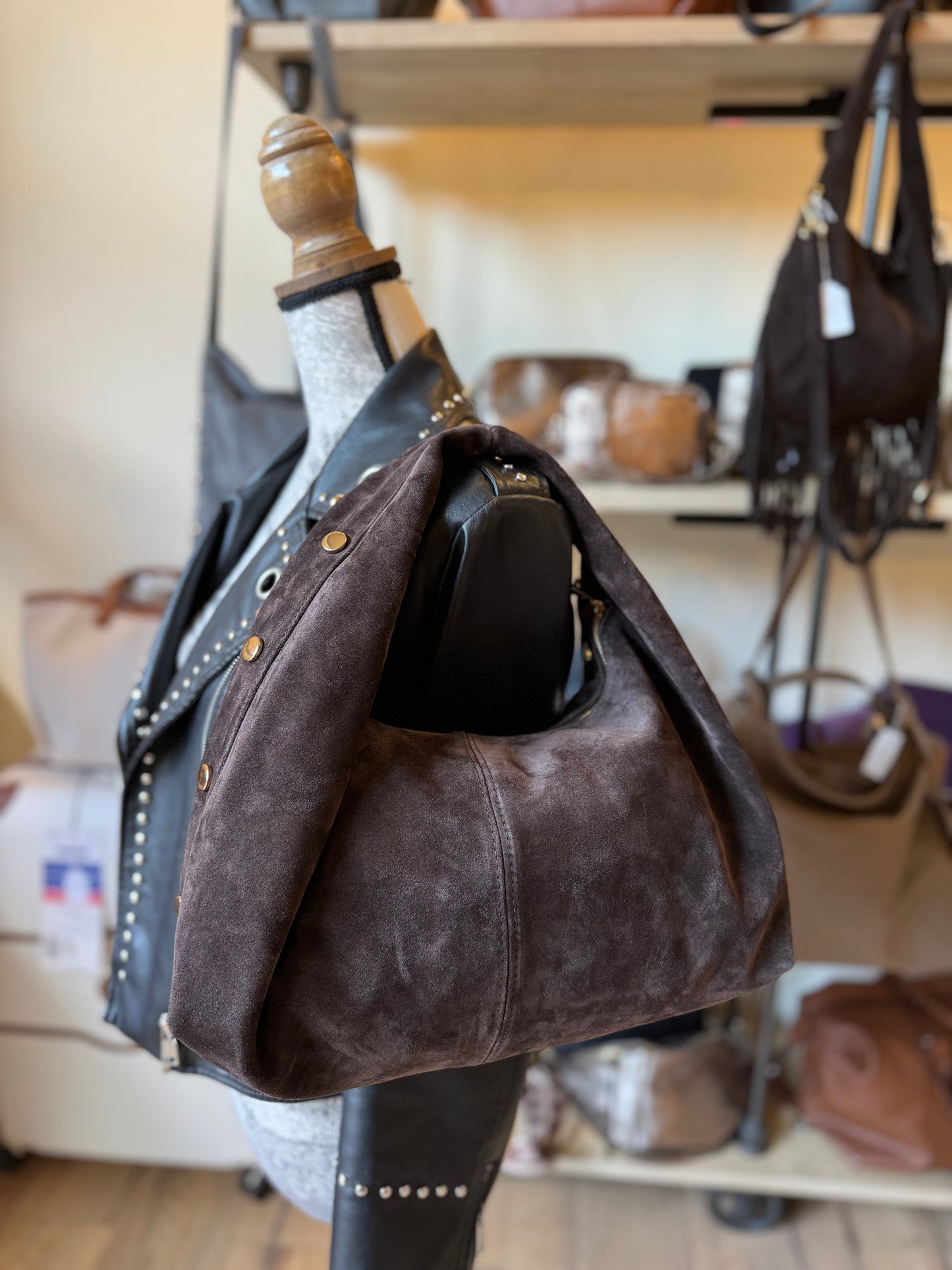 Sac Victoire en daim coloris brun (marron noir)et rivets dorés
