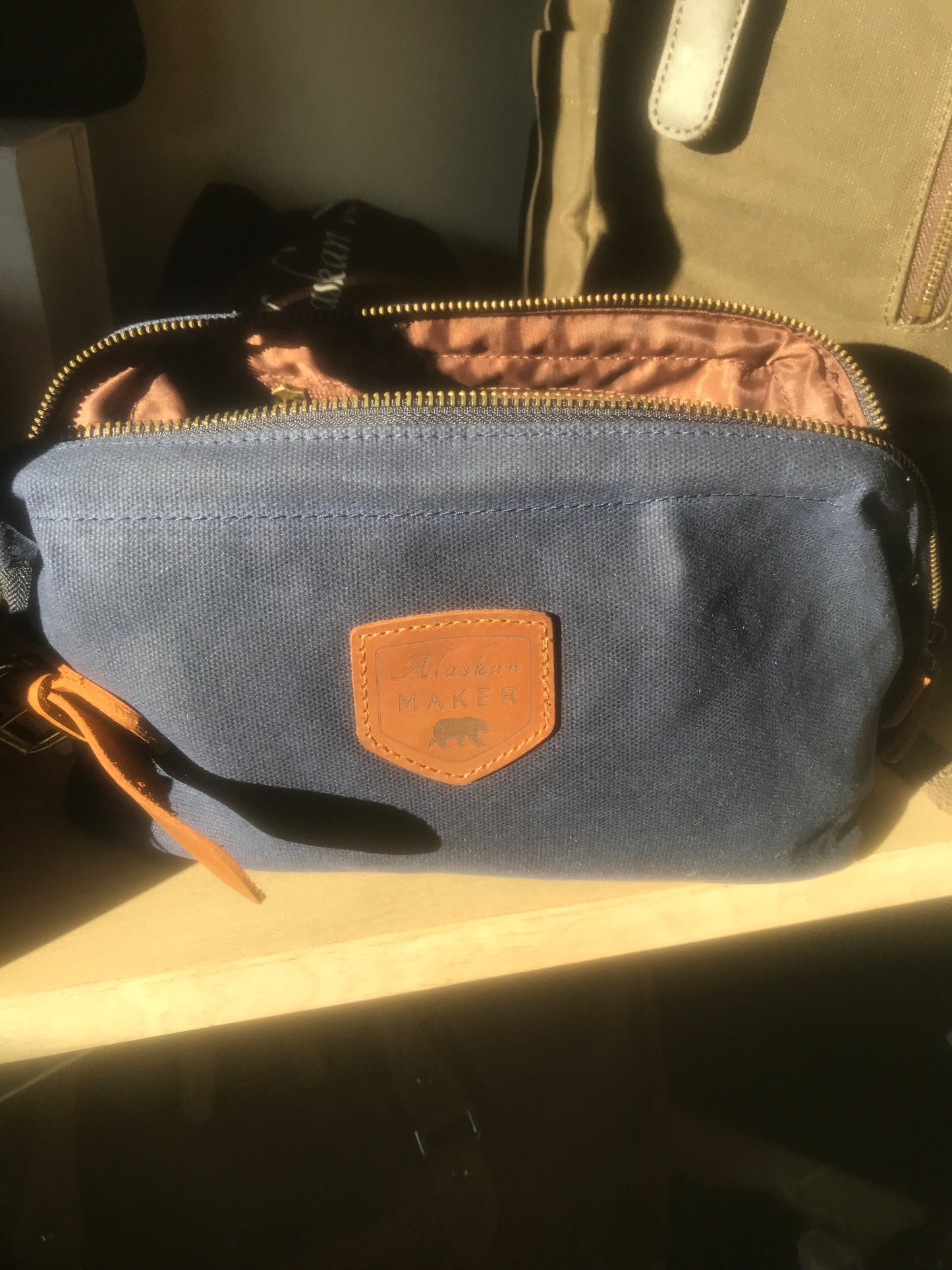 Trousse de toilette bleu marine pour les baroudeurs en toile waxée et cuir - Alaskan Maker