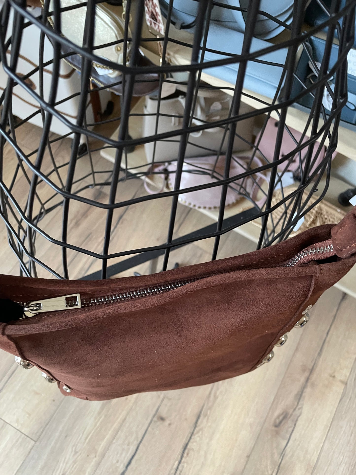 Sac Barbara en cuir suédé avec franges et rivets (coloris chocolat)