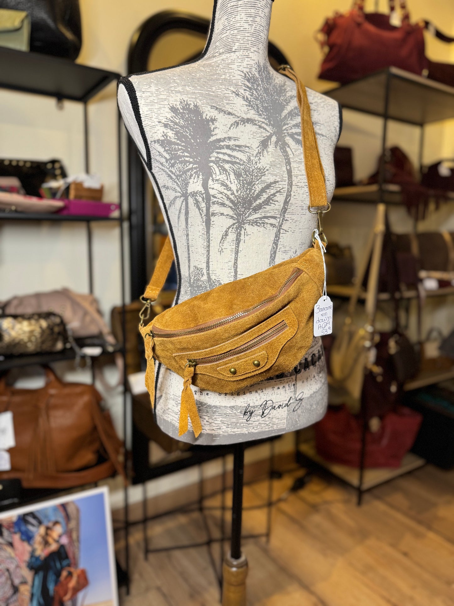 Banane Alda en daim coloris camel