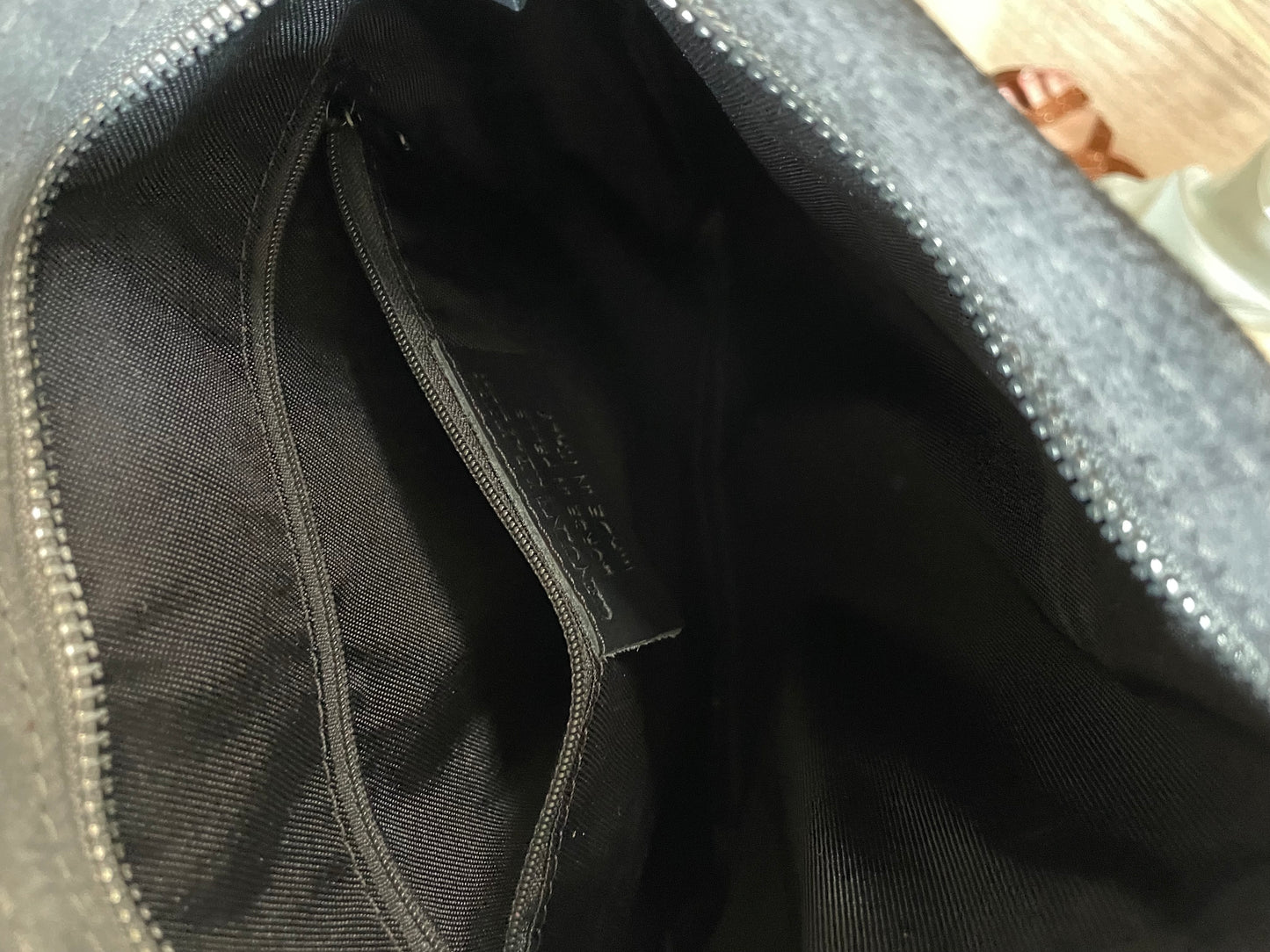 Sac Barbara en cuir suédé avec franges et clous et rivets (coloris gris)