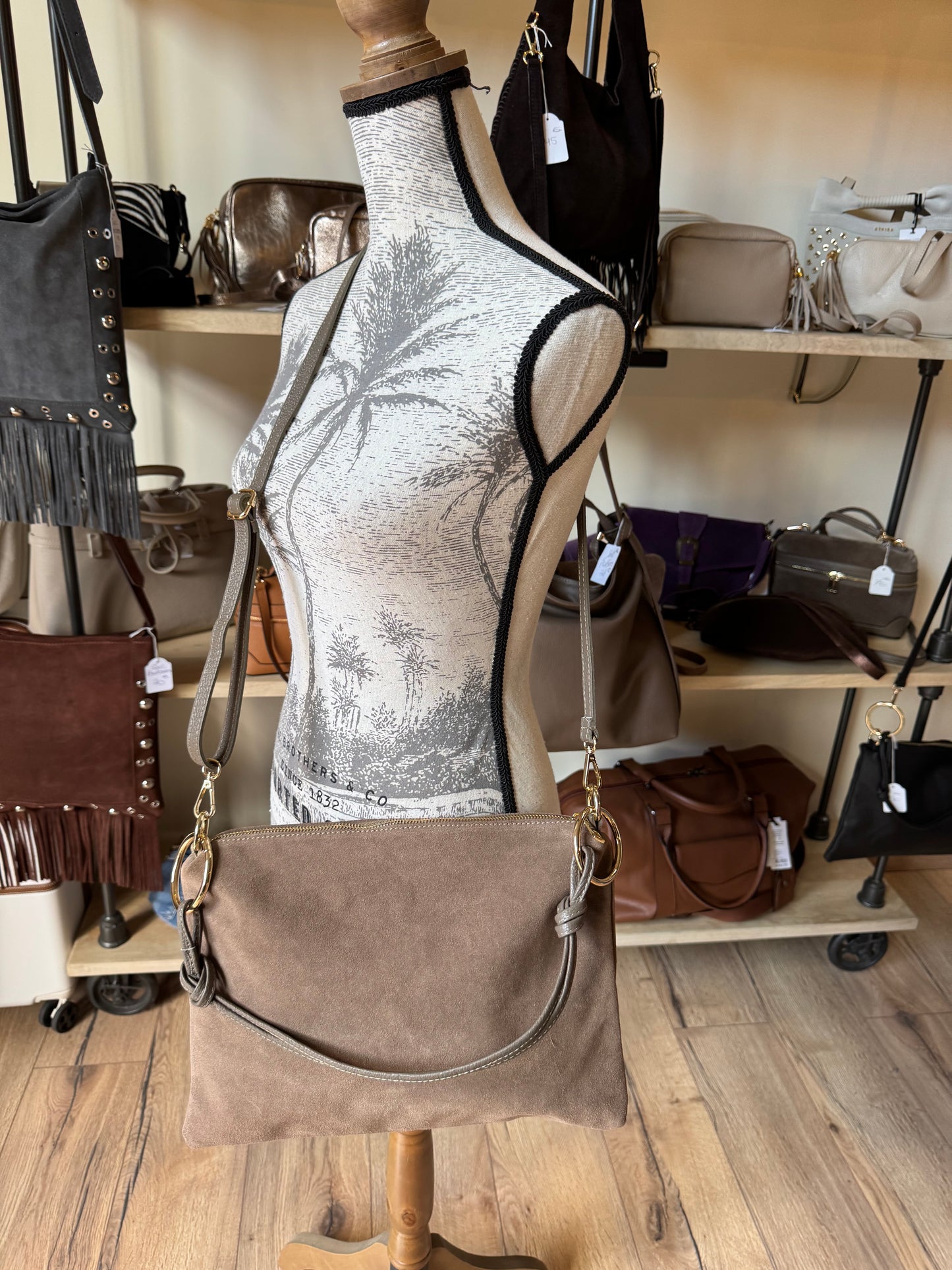 Sac Charlie format grande pochette en daim taupe foncé