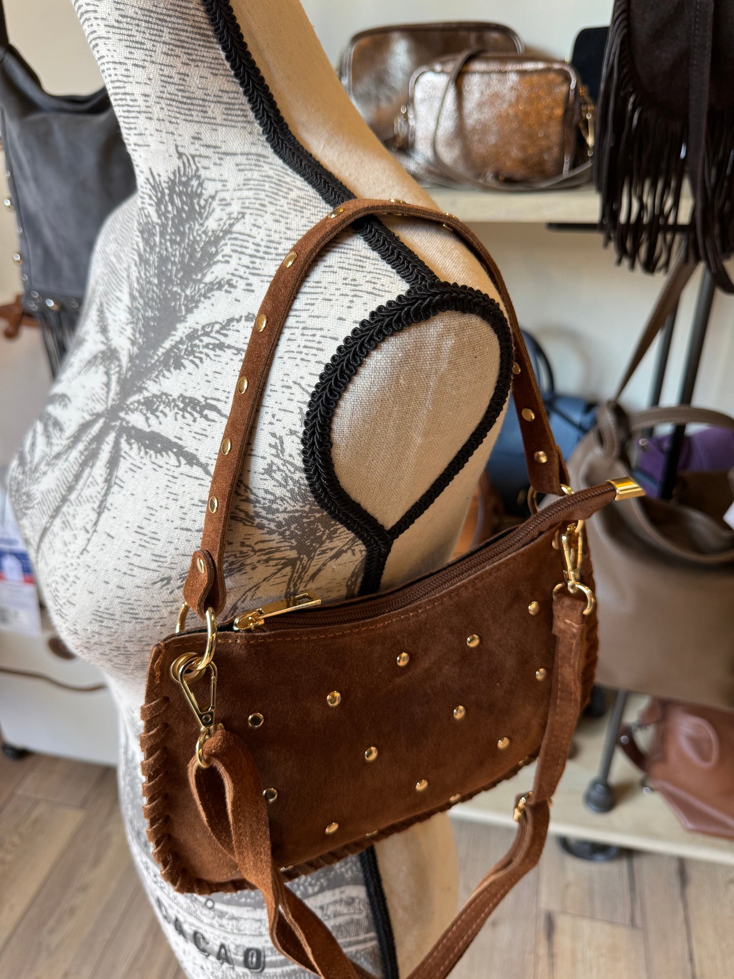 Sac format pochette Claire en daim et rivets - coloris cognac -