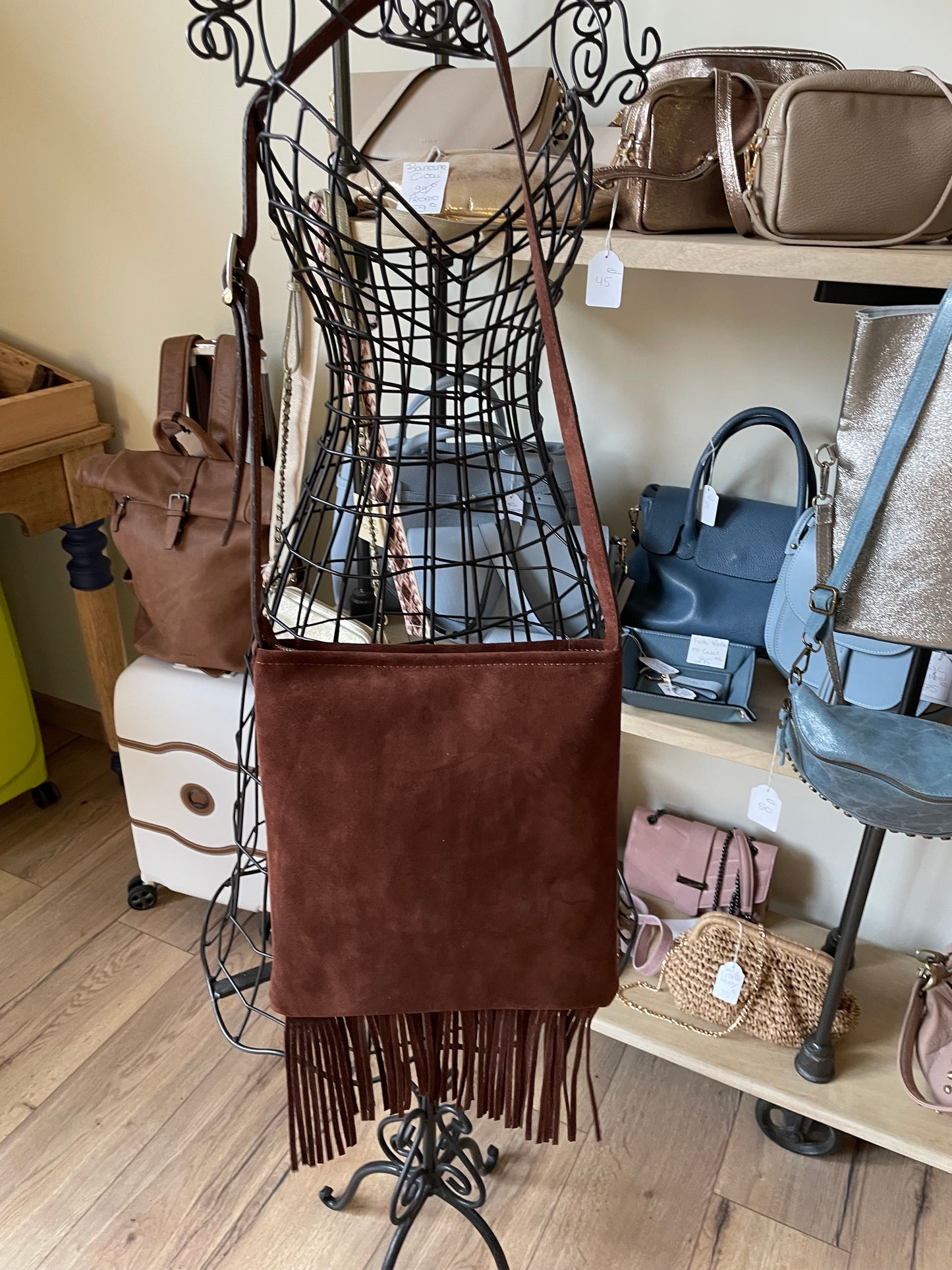 Sac Barbara en cuir suédé avec franges et rivets (coloris chocolat)