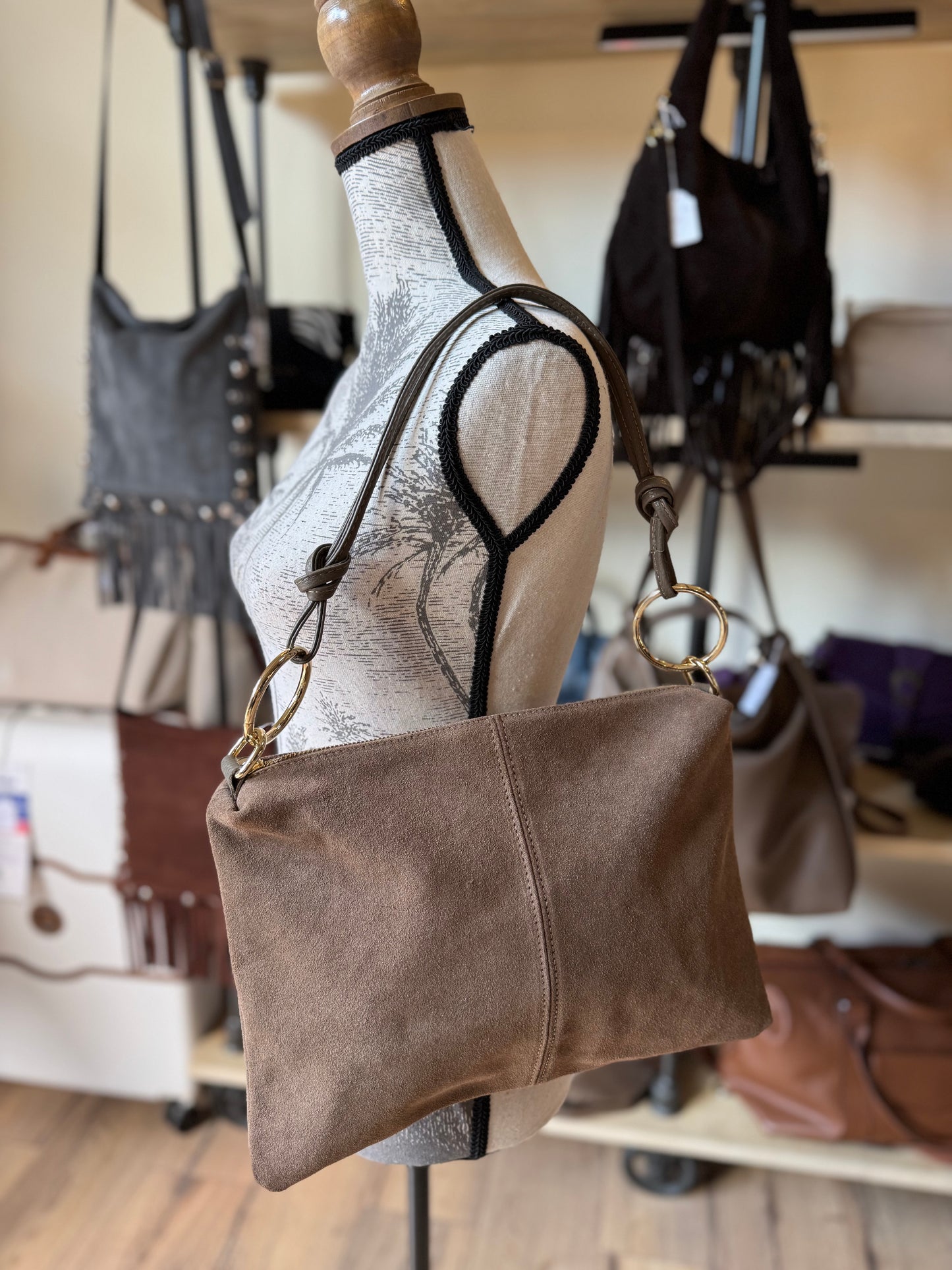 Sac Charlie format grande pochette en daim taupe foncé